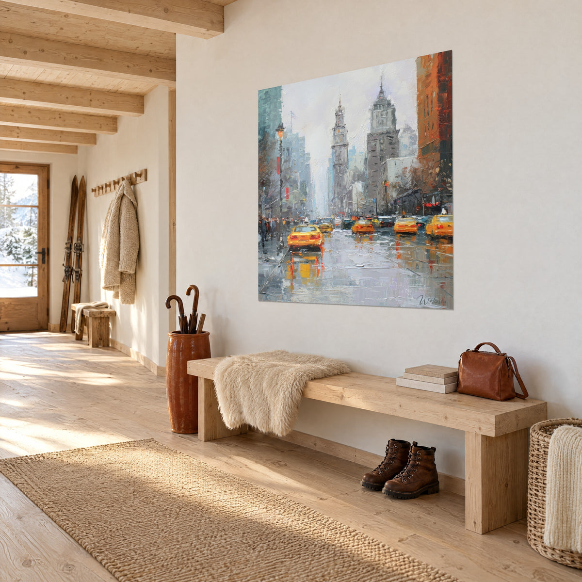 Quadro taxi ocra allineati su strada bagnata, torri grigie e facciata arancio bruciato, vista di tre quarti in un ingresso in legno chiaro