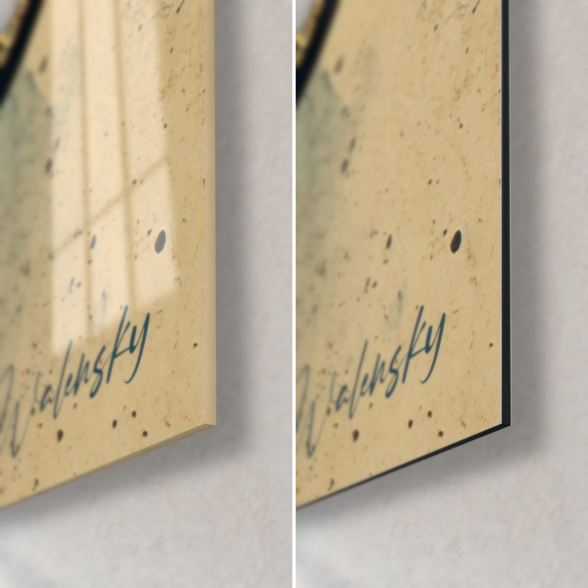 Schilderij met goud- en blauwe kalligrafie, rechtsonder gesigneerd door Walensky, glanzend glas links, mat Dibond rechts