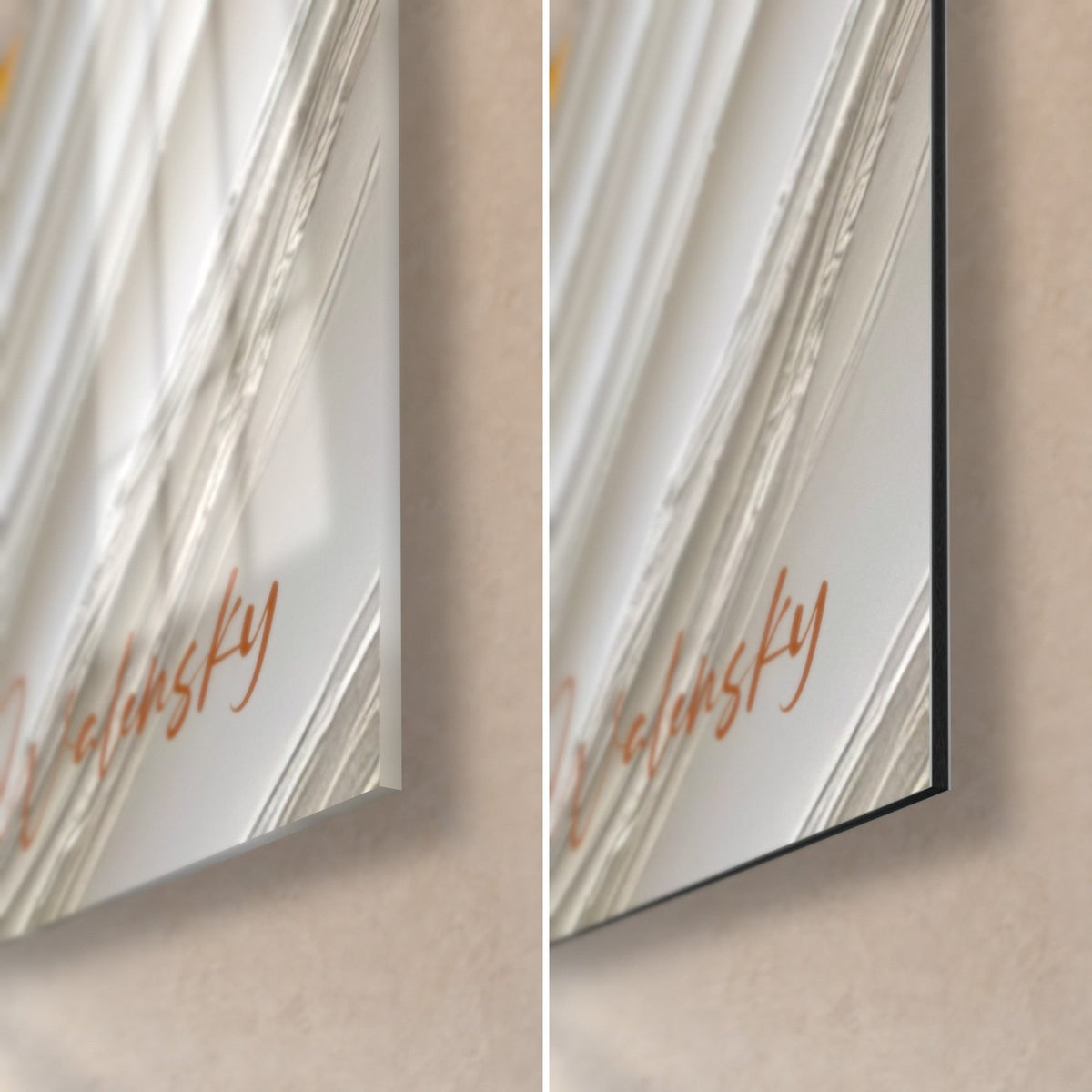 Quadro con onda dorata che si frange e riflessi lucenti sul vetro, spessore di 3 mm e firma ramata, Dibond opaco a destra