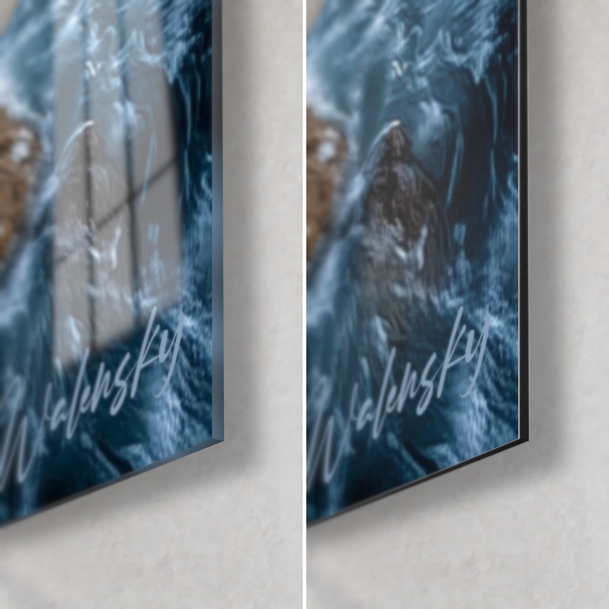 Schilderij van een oceaankust, rechteronderhoek: nachtblauw schuim en okerkleurige kiezels, glanzend acrylglas links, mat Dibond rechts
