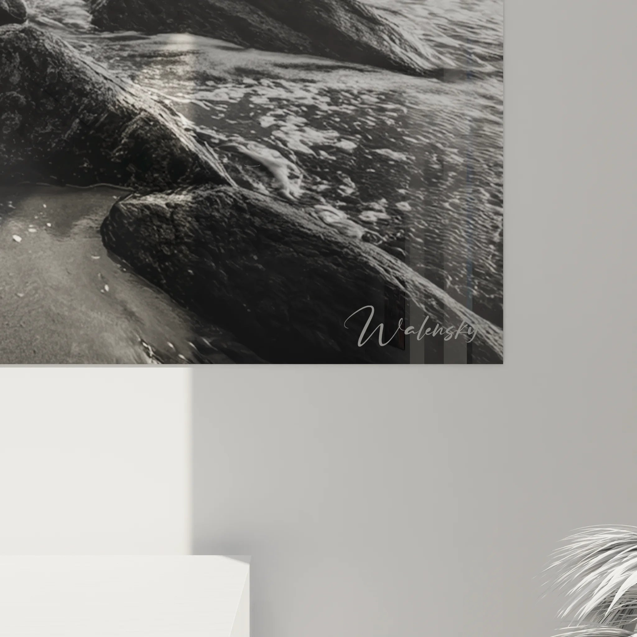 Vue ensemble tableau plage rocheuse noir blanc, paysage côtier complet avec falaises et océan pour décoration