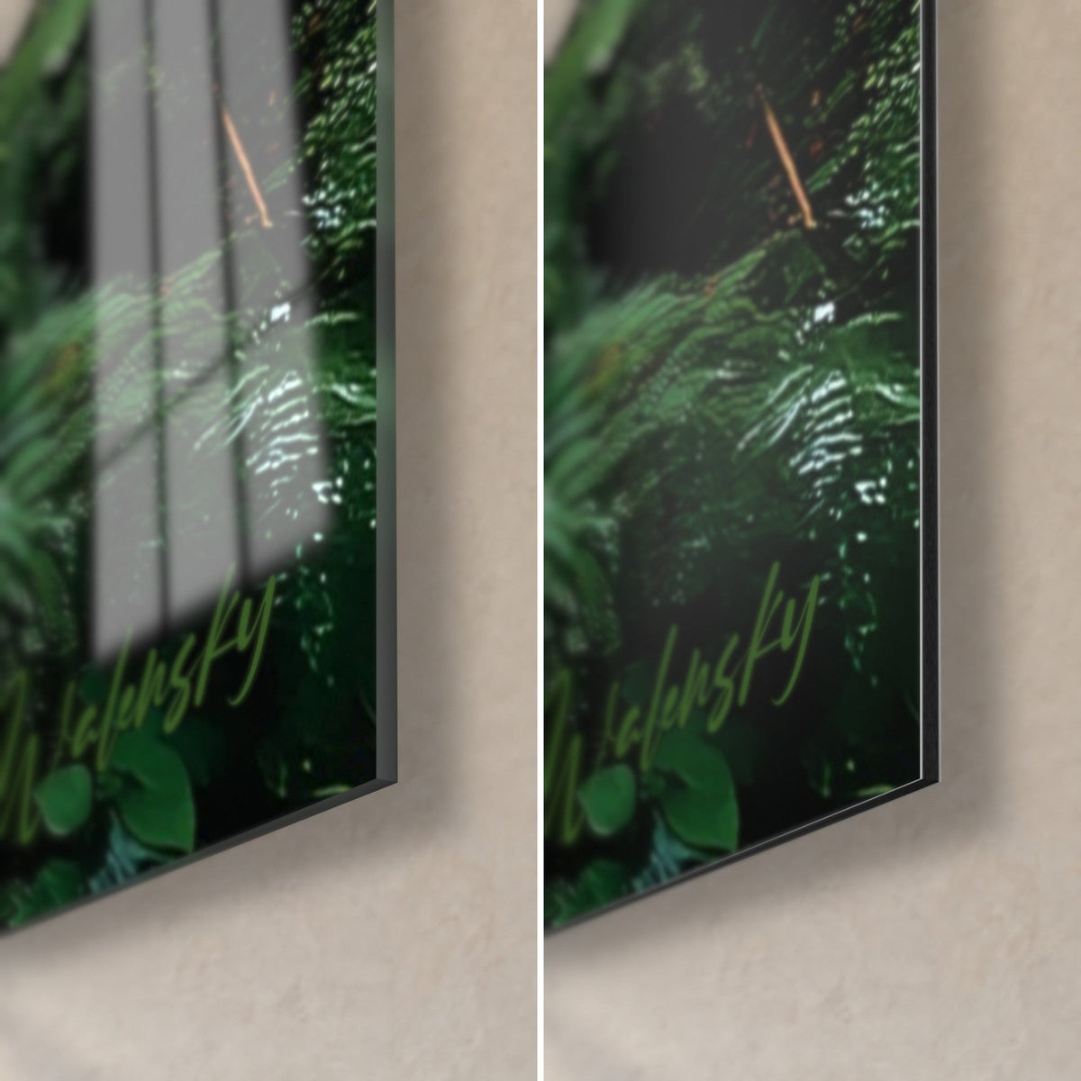 Tableau chemin forestier brumeux, coin bas droit : verre acrylique brillant reflétant une fougère vert profond, alu Dibond mat noir et tranche de 3 mm