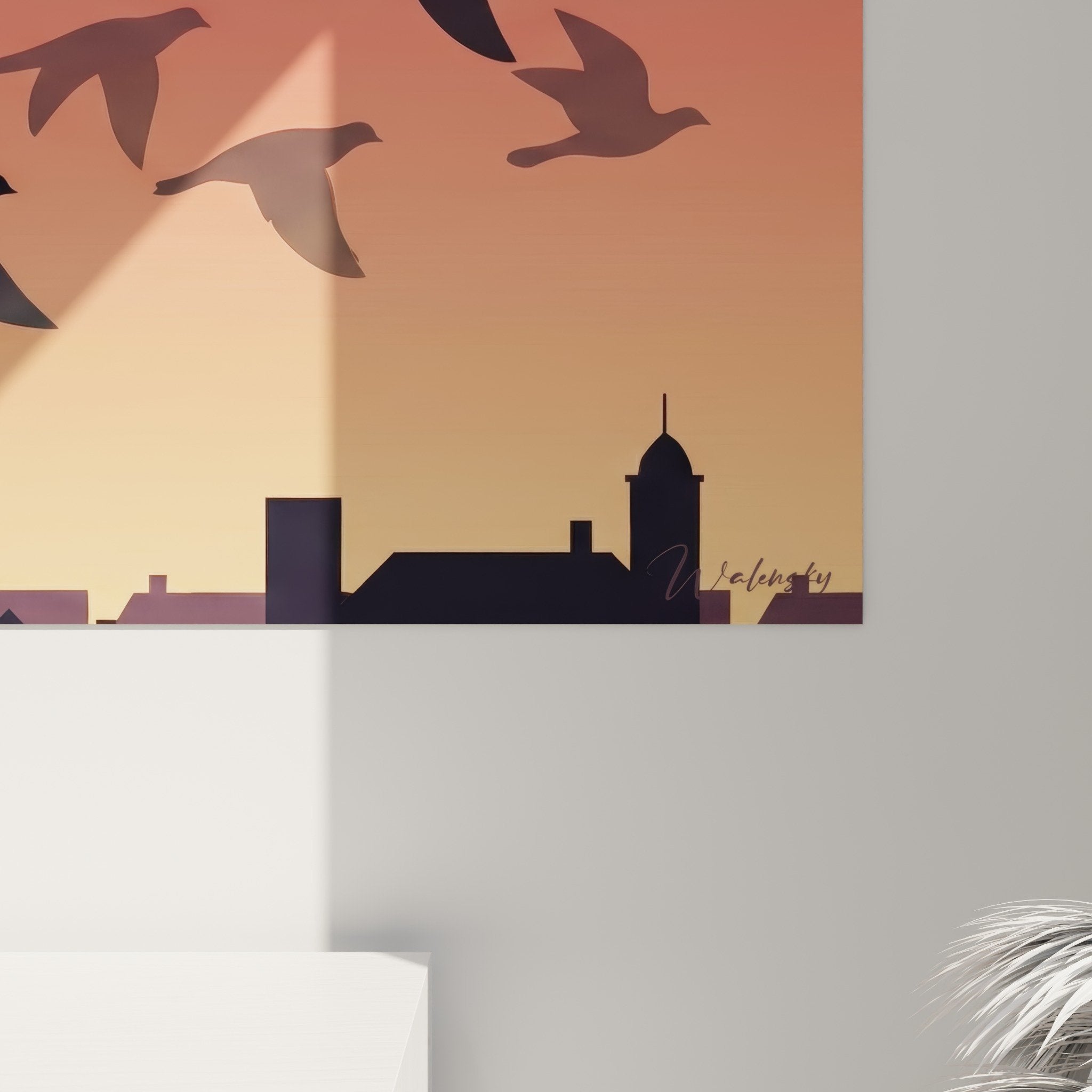 Übersichtsansicht Gemälde fliegende Tauben Sonnenuntergang Panoramaformat an weißer Wand modernes Wohnzimmer