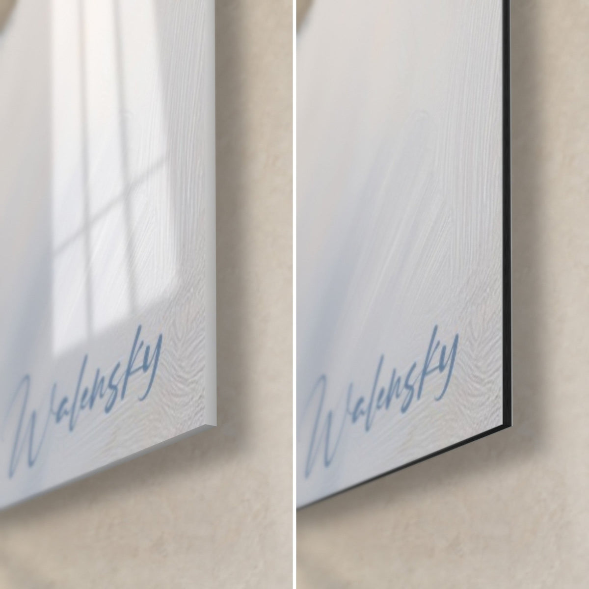 Tableau plume bleue, signature Walensky bleu pâle, verre acrylique brillant reflétant la fenêtre et tranche noire du Dibond