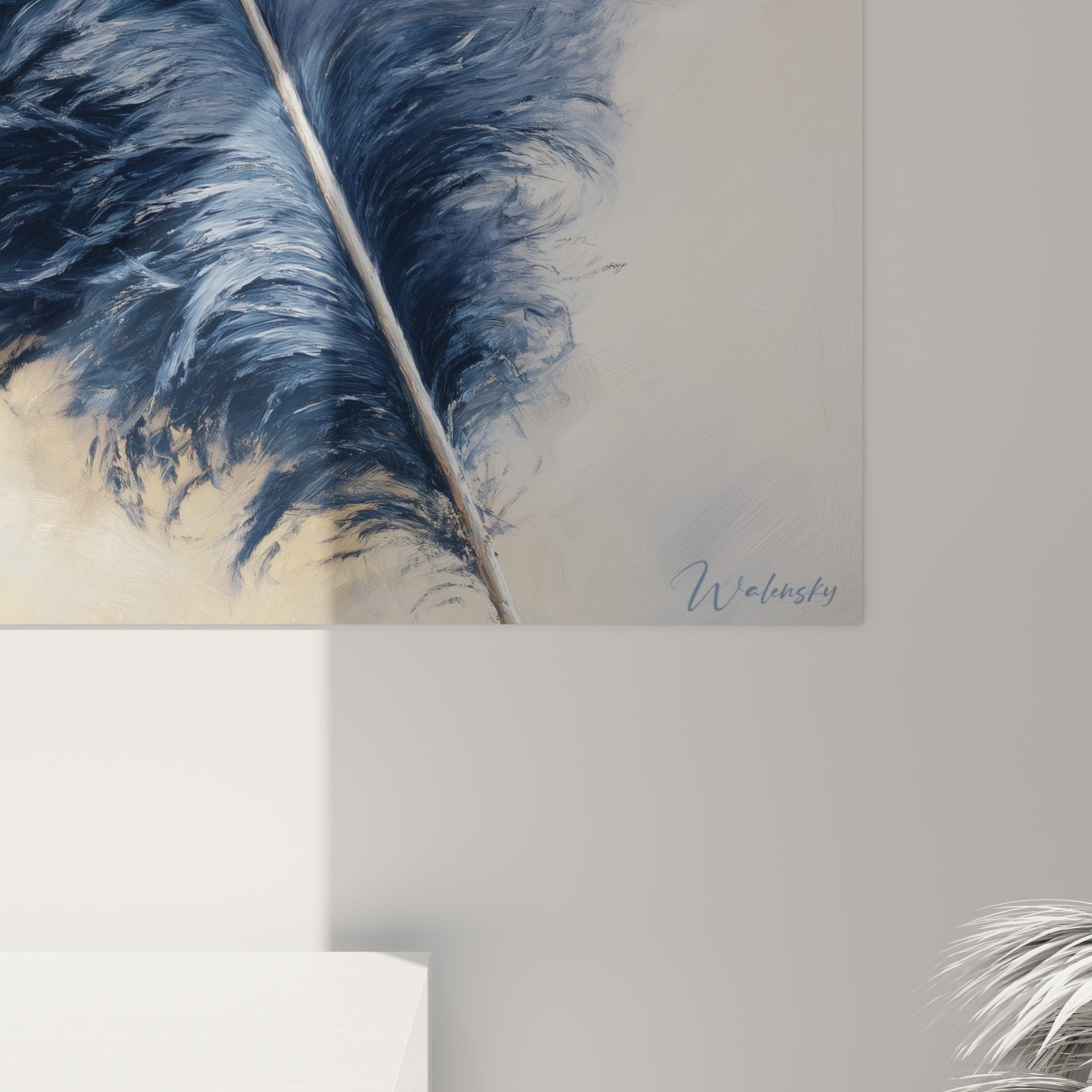 Vue d'ensemble du tableau plume bleue dans un intérieur contemporain aux couleurs douces