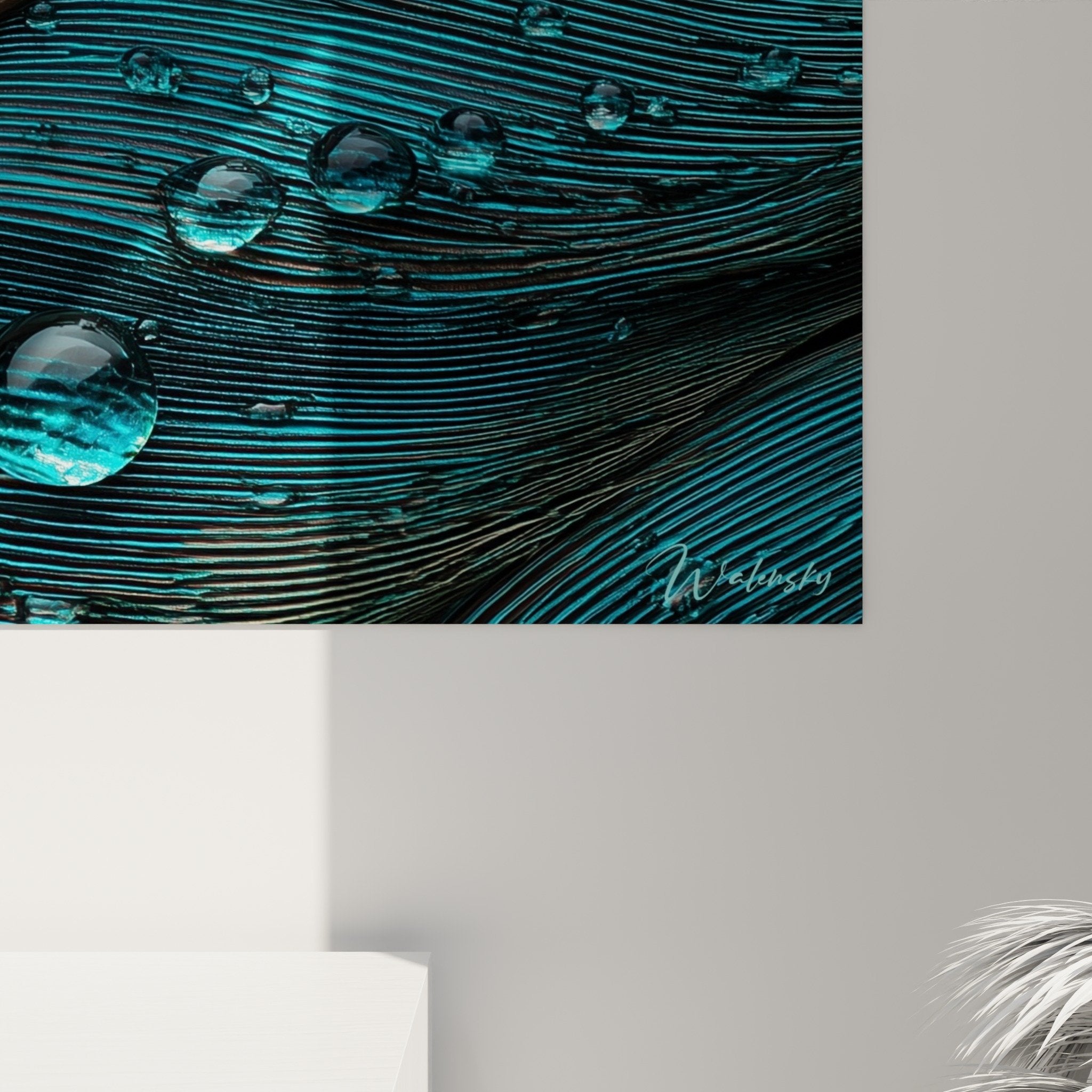 Vue d'ensemble du tableau plume de paon turquoise dans un intérieur contemporain épuré