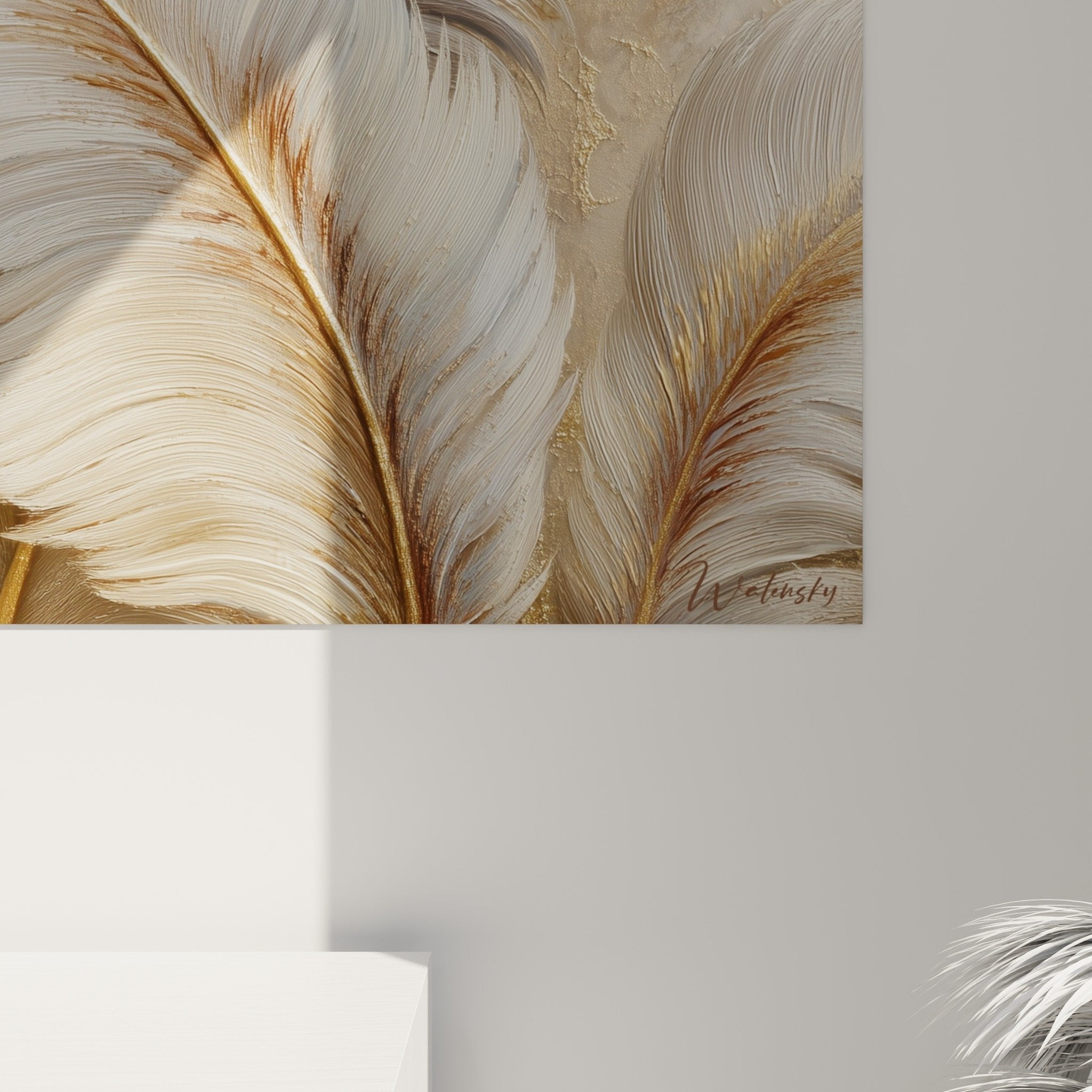 Vue d'ensemble tableau plumes dorées dans intérieur contemporain, harmonie décorative tons naturels