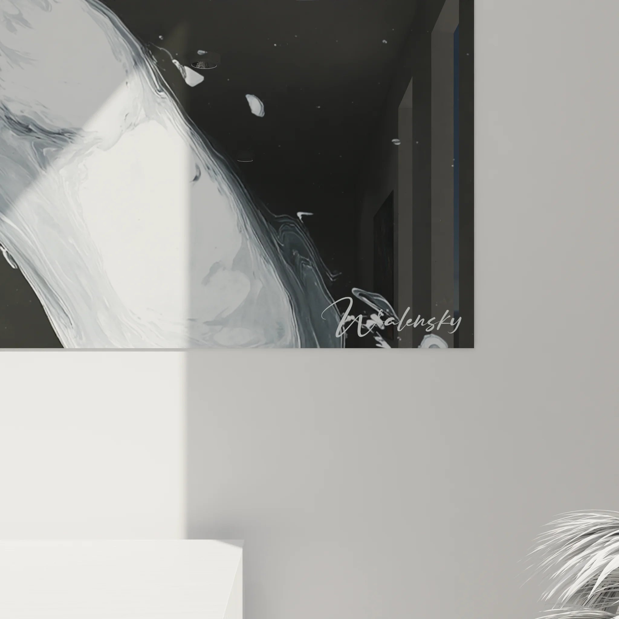 Vue d'ensemble du tableau portrait féminin noir et blanc dans un intérieur contemporain