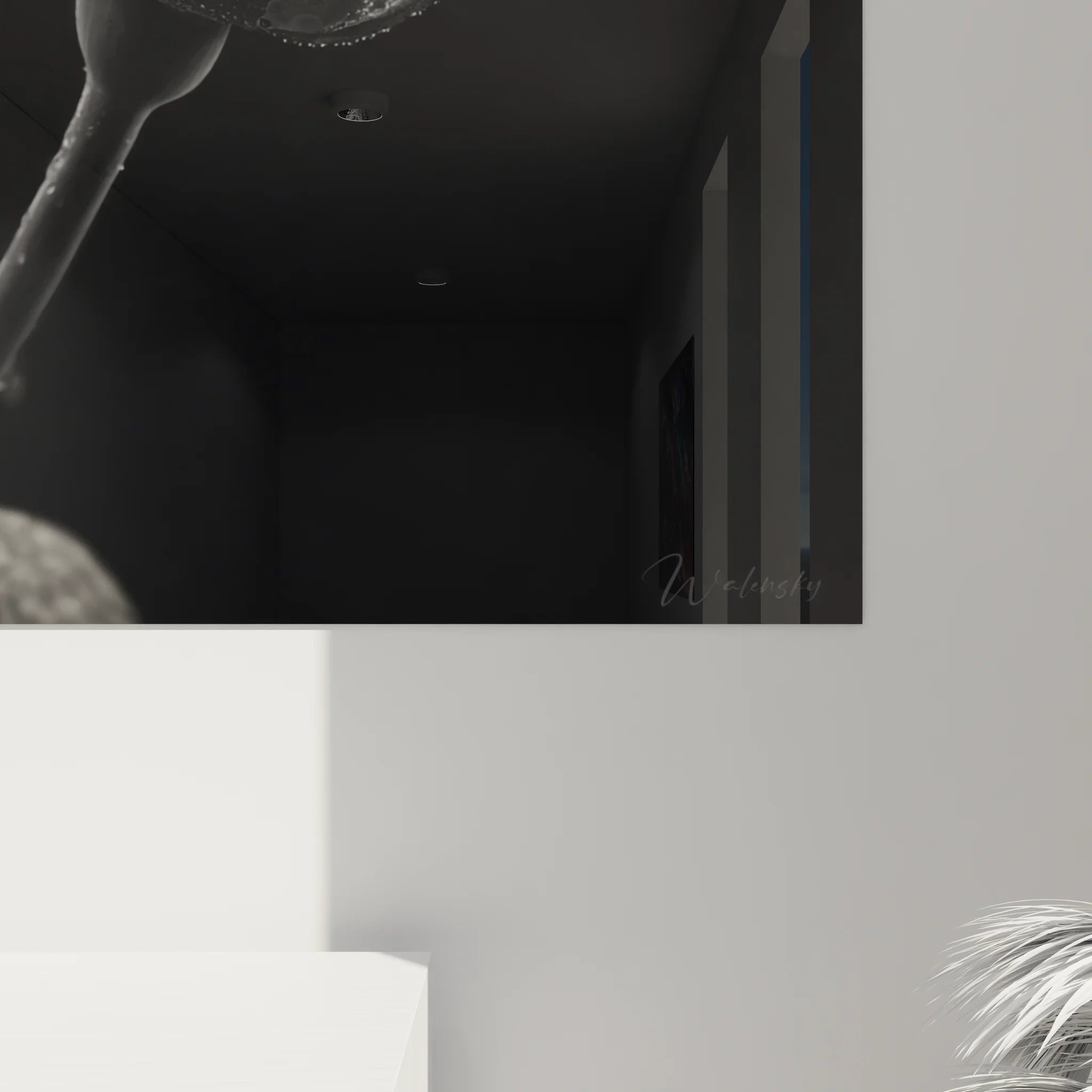 Vue d'ensemble tableau rose noir et blanc dans intérieur moderne, œuvre d'art florale contemporaine