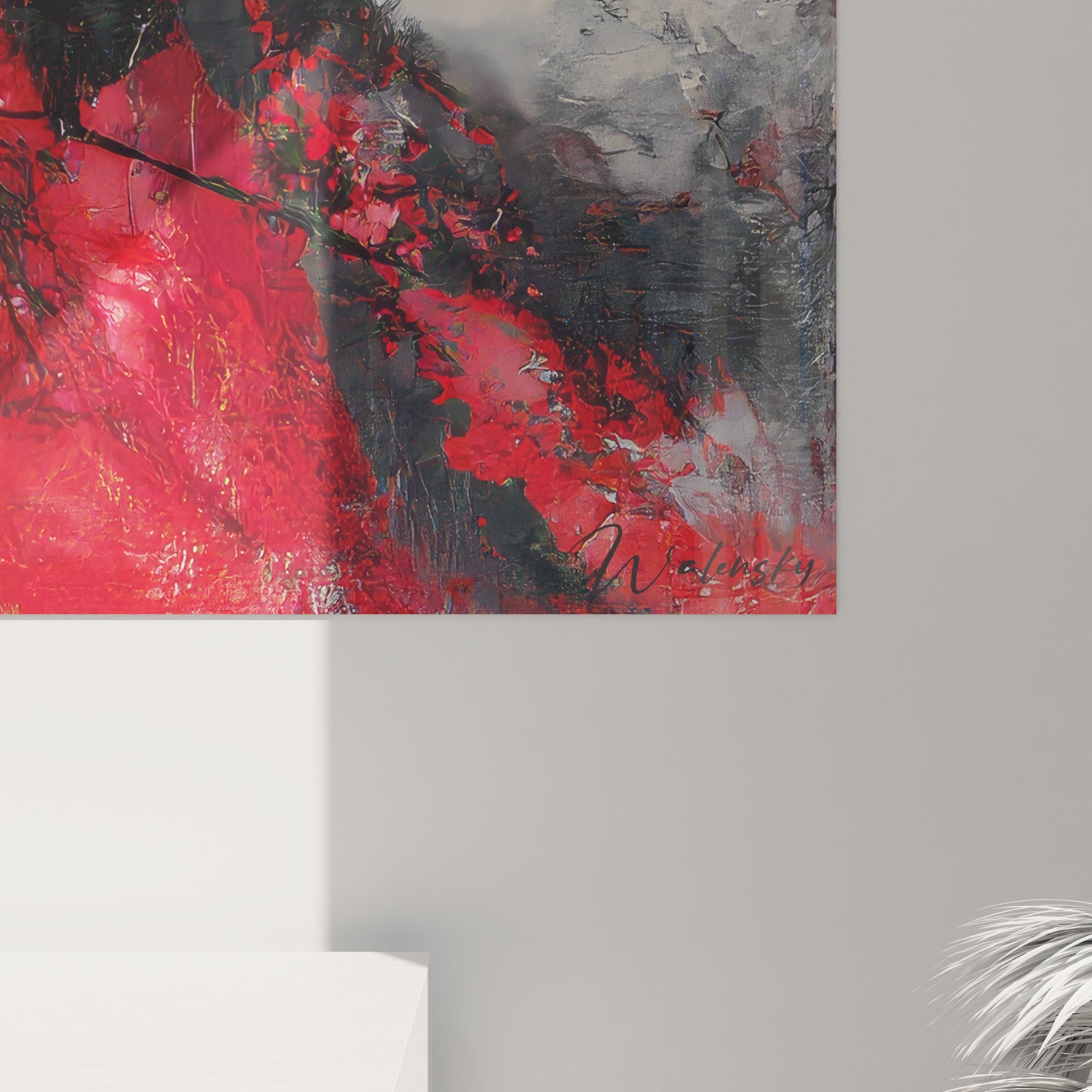 Vue ensemble tableau abstrait rouge expressionniste présenté sur mur blanc pour décoration intérieure