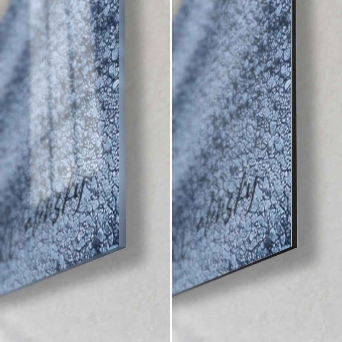 Wall art zen garden in grey-blue sand, bottom right corner: glossy glass with reflections, matt black Dibond aluminium, 3 mm edge
