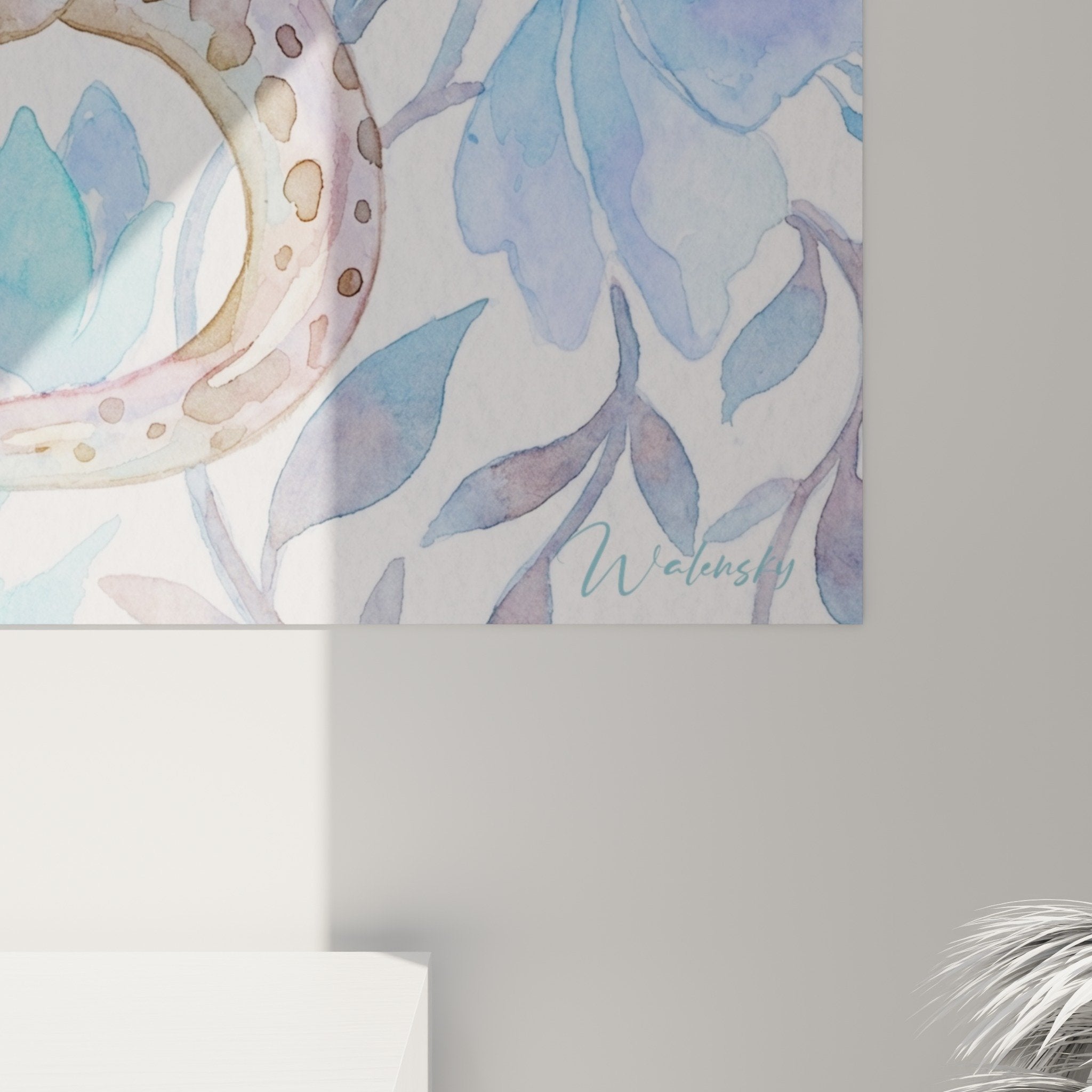 Übersicht Blaufloral-Salamander-Kunstwerk in hellem zeitgenössischem Interieur