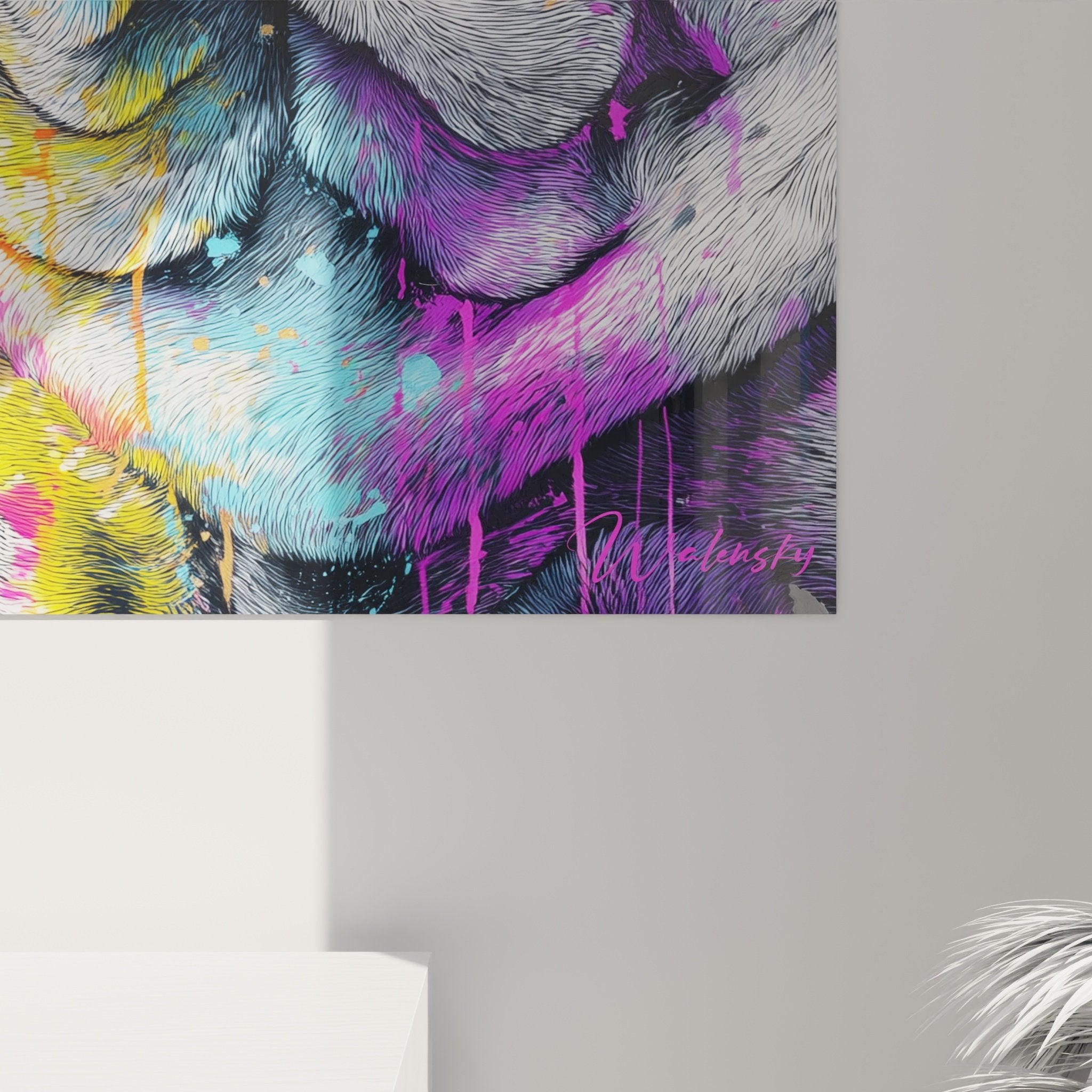 Übersicht des künstlerischen Shar-Pei-Gemäldes mit farbigen Spritzern in minimalistischem Interieur