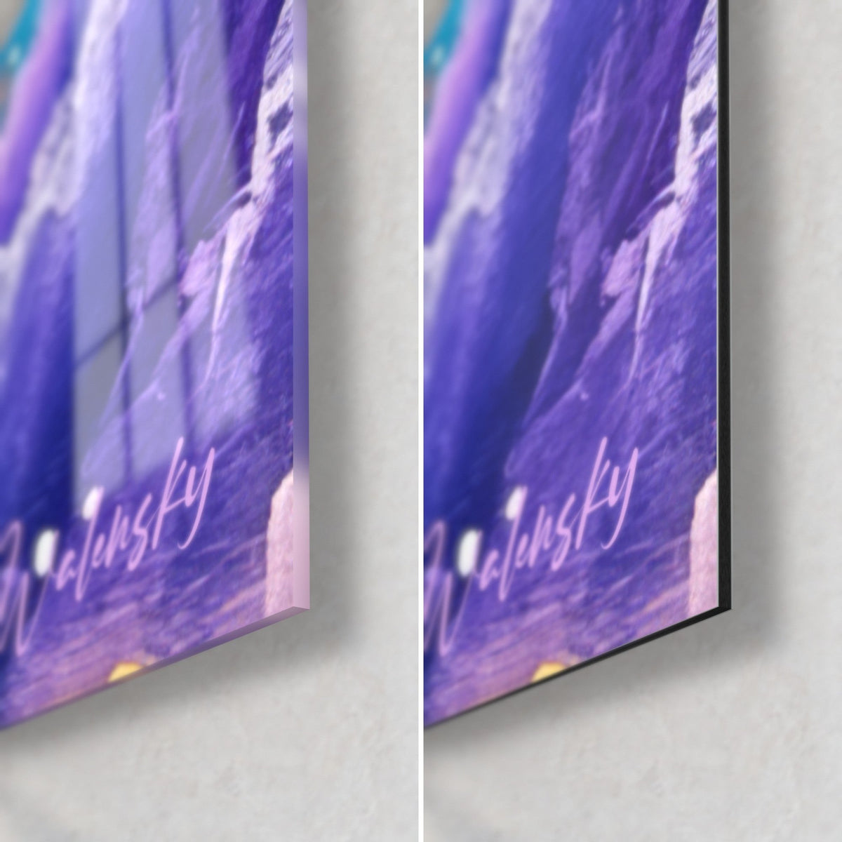 Gemälde eines himmlischen Wirbels mit violetten und blauen Pinselstrichen, untere rechte Ecke, glänzendes Glas links, mattes Dibond rechts