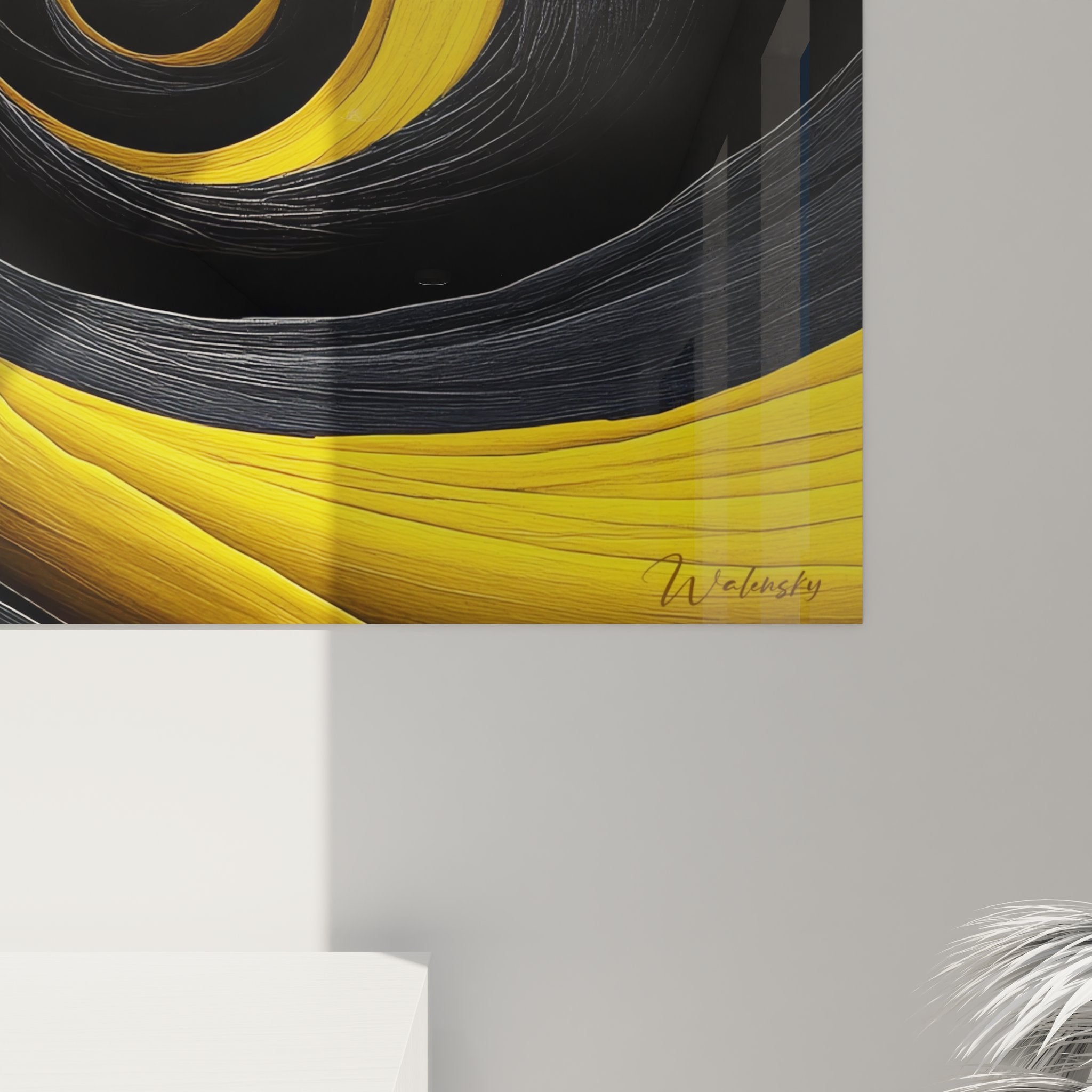 Vue ensemble tableau spirale abstrait doré, œuvre art moderne pour salon contemporain