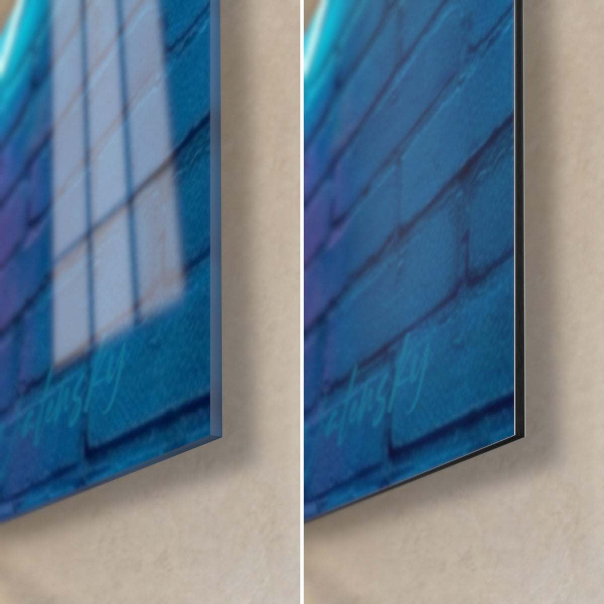 Gemälde fuchsiafarbener Neonblick auf blauen Ziegeln, untere rechte Ecke: glänzendes Glas, das ein Fenster spiegelt, mattes Dibond, 3 mm Kante