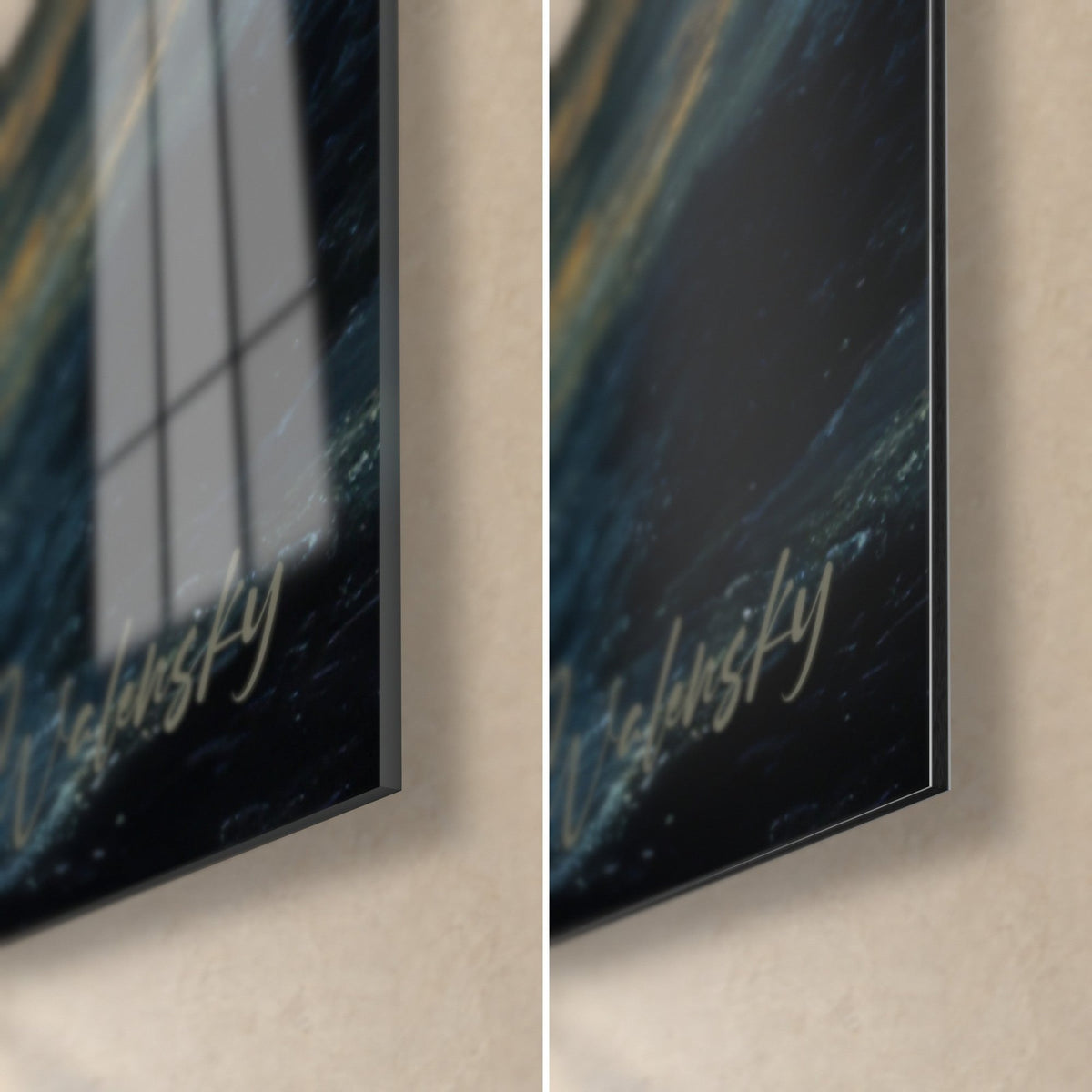Schilderij van een woedende zee in diepblauw en goud, rechtsonder: glanzend glas links, mat Dibond rechts