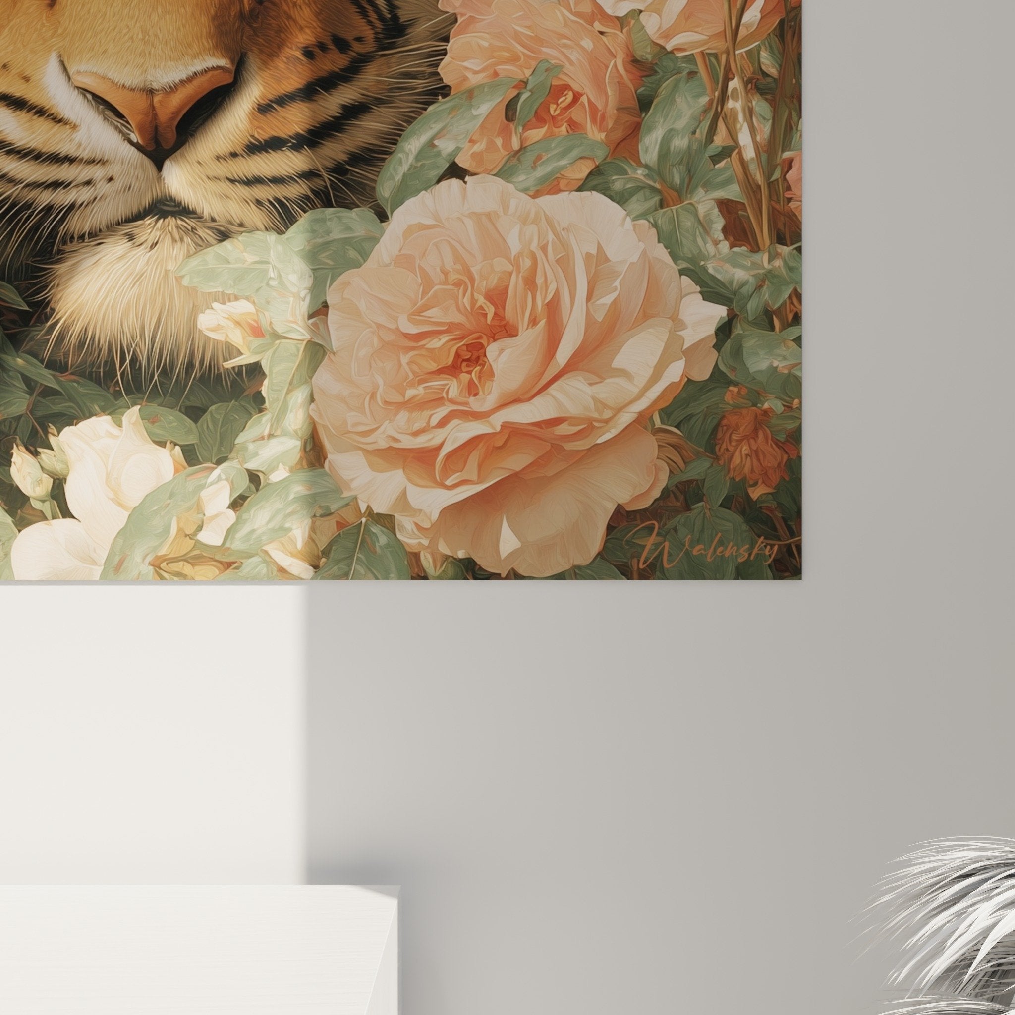 Vue d'ensemble tableau tigre floral dans intérieur contemporain - art décoratif mural raffiné