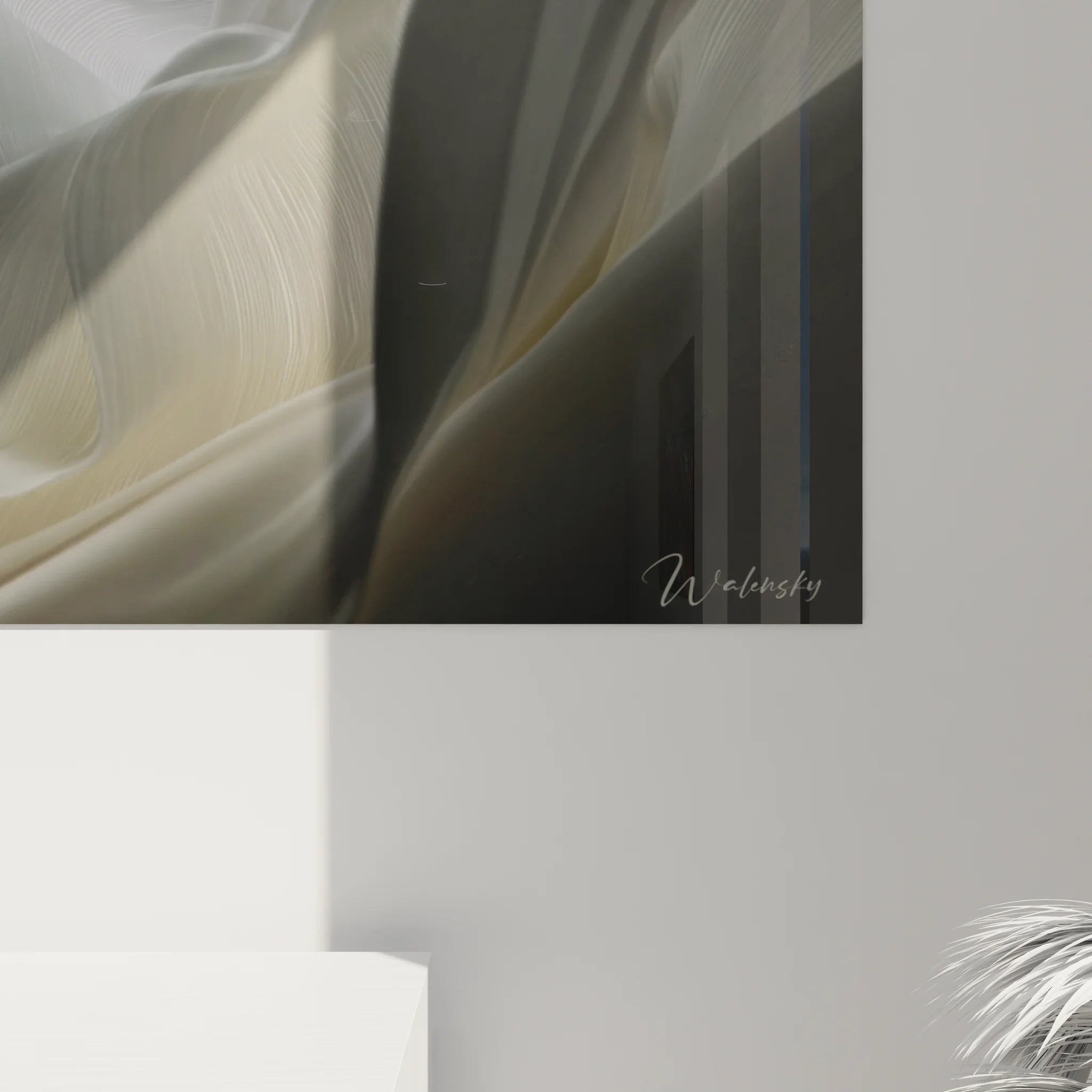 Vue ensemble tableau abstrait tissu blanc fluide dans intérieur contemporain minimaliste