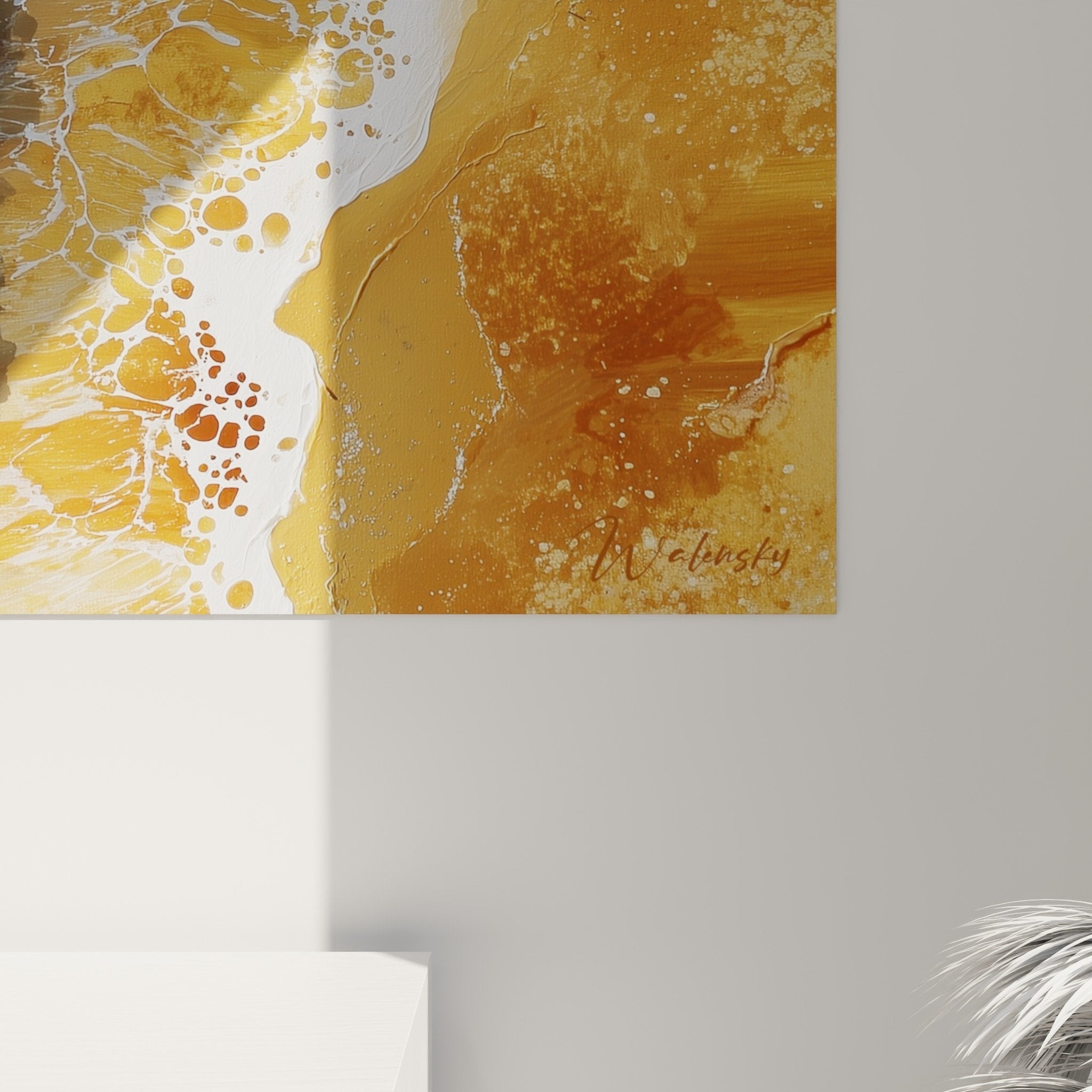 Gesamtansicht Gemälde goldene Wellen an der Wand, harmonische Inneneinrichtung Feng Shui Erdmitte
