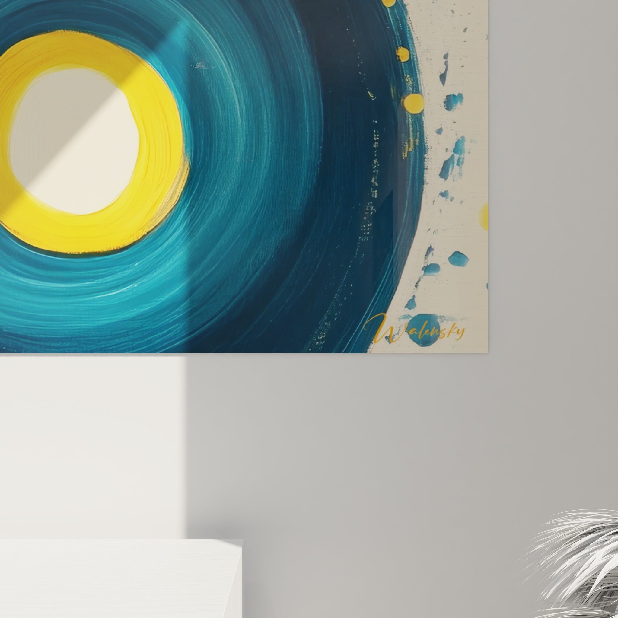 Vue ensemble tableau spirale vortex cosmique bleu orange sur mur blanc décoration moderne