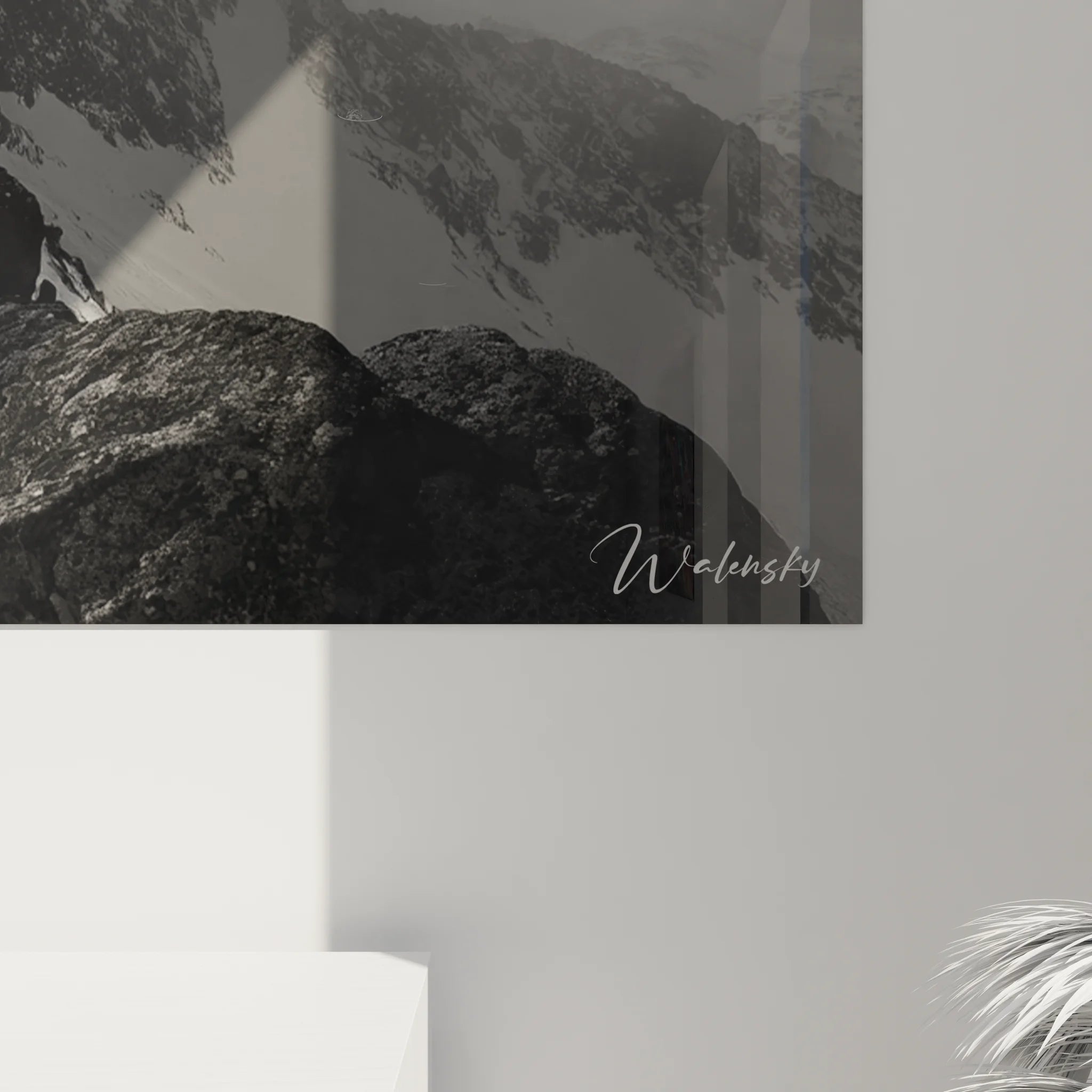 Vue ensemble tableau XXL alpiniste montagne noir et blanc décoration murale salon