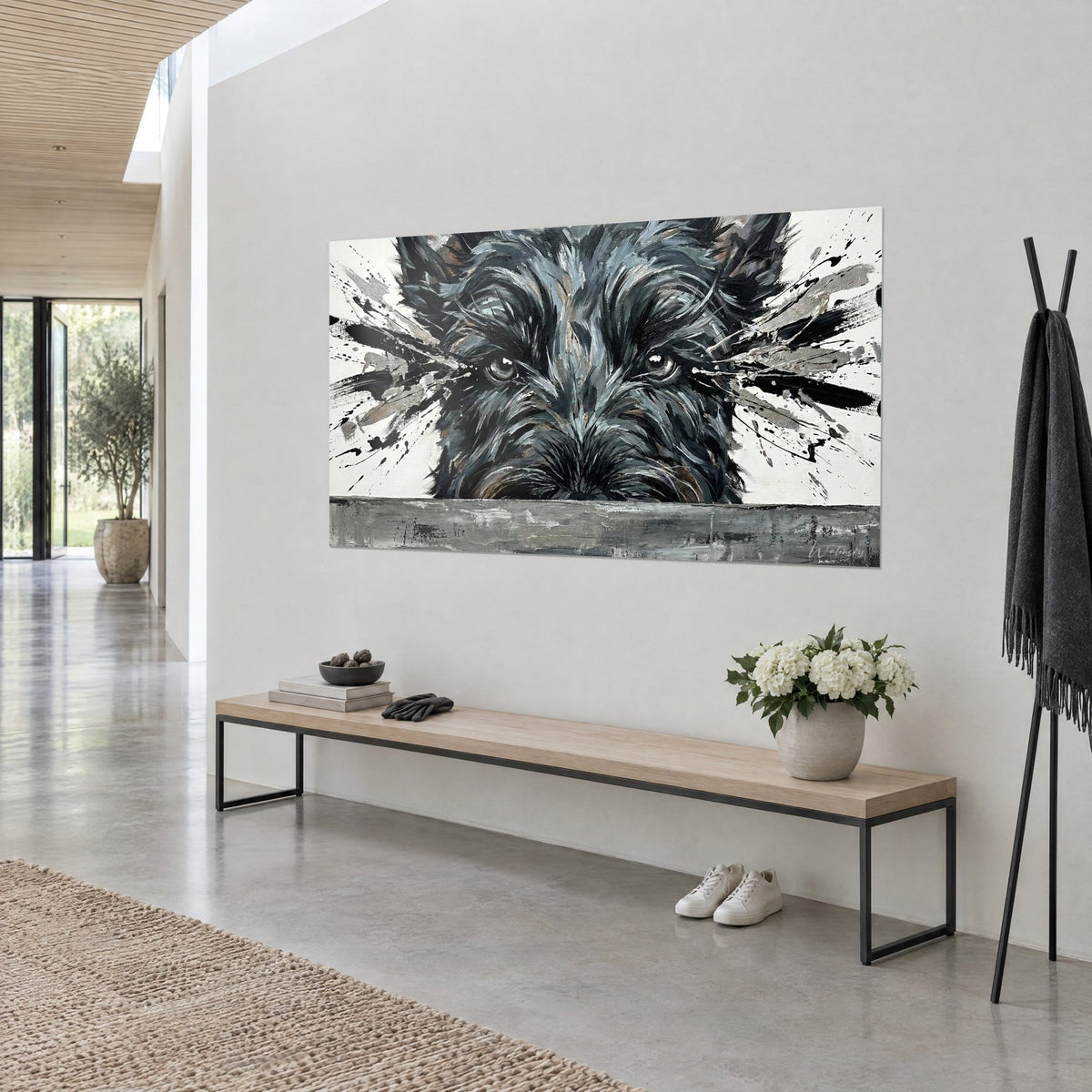 Cuadro de terrier con hocico desaliñado en negro y plata, salpicaduras grises que destacan sobre el fondo blanco, vista de tres cuartos en un pasillo minimalista