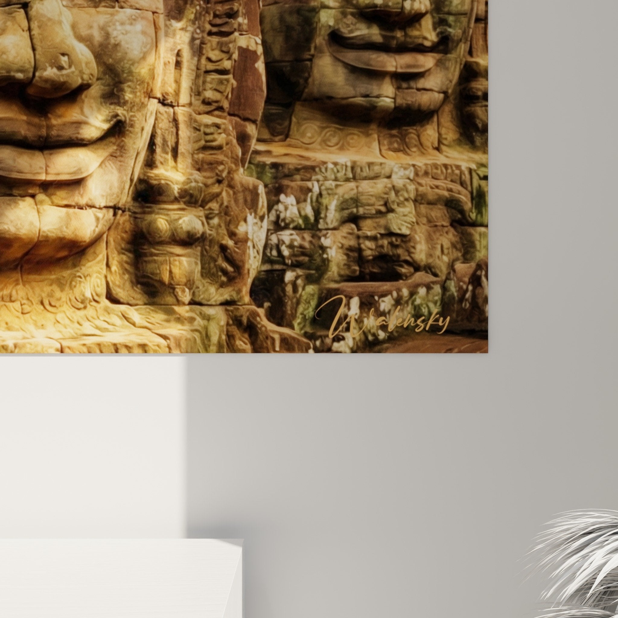 Vue ensemble tableau temple bouddhiste multiple visages sculptes pierre patine doree