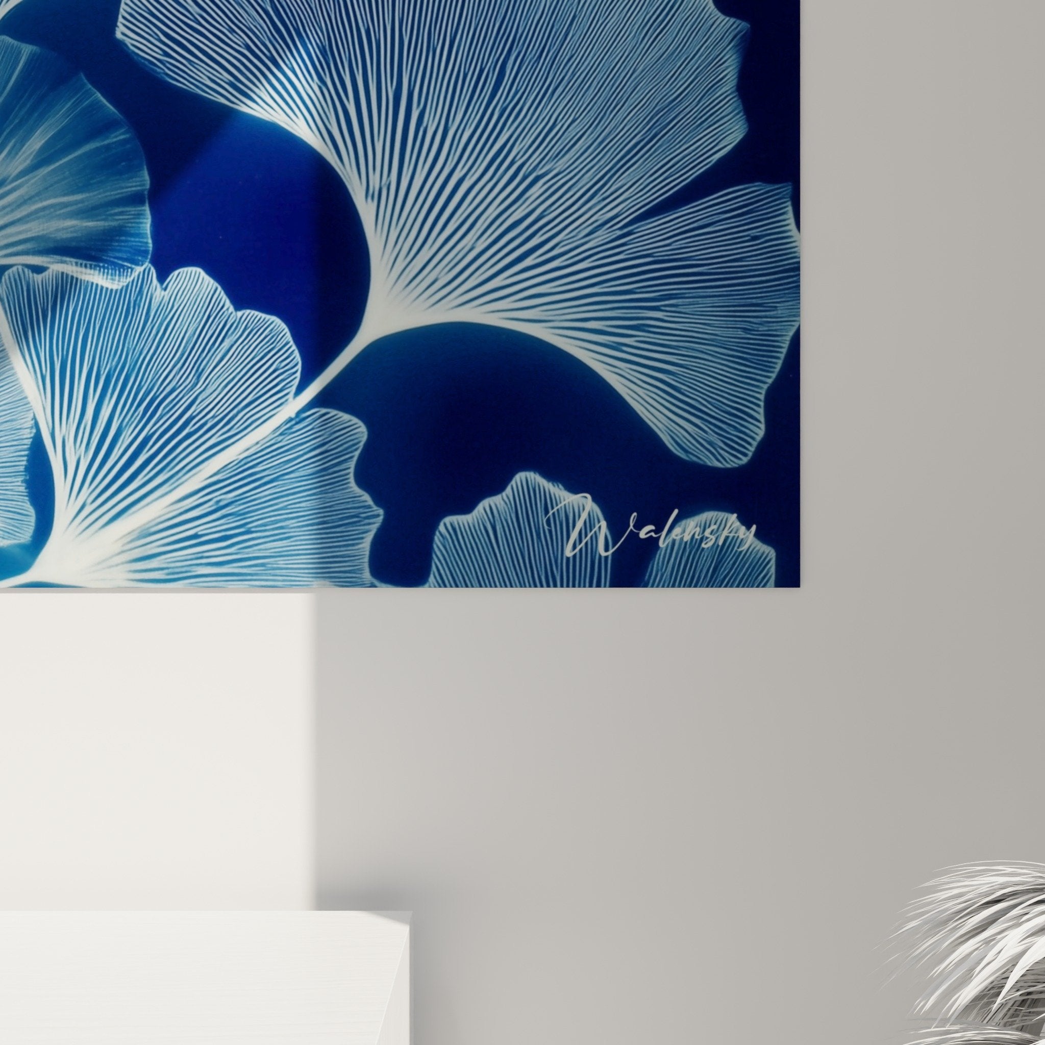 Vue perspective tableau ginkgo bleu marine accroche au mur, decoration interieur contemporain