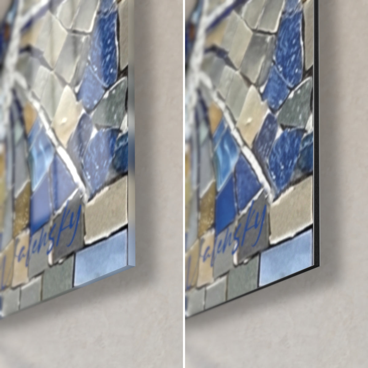 Quadro cane in frammenti di mosaico blu azzurro e beige sabbia, angolo in basso a destra, vetro lucido a sinistra, Dibond opaco a destra, spessore 3 mm