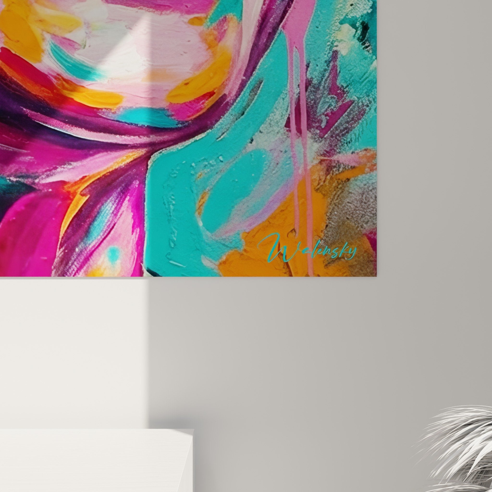 Vue ensemble portrait street art femme joyeuse couleurs vibrantes déco intérieur contemporain