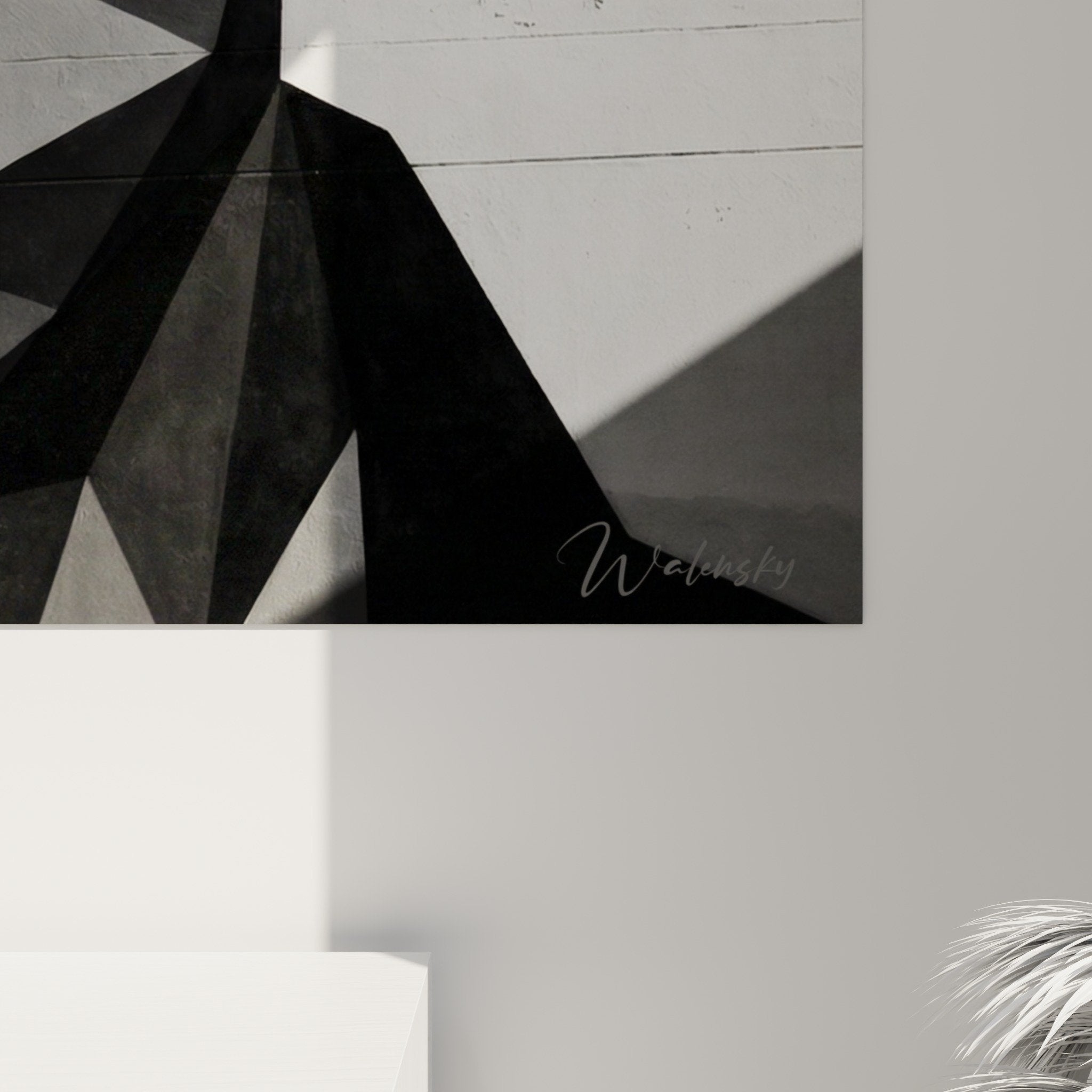 Vue ensemble portrait street art geometrique noir gris ambiance salon moderne minimaliste
