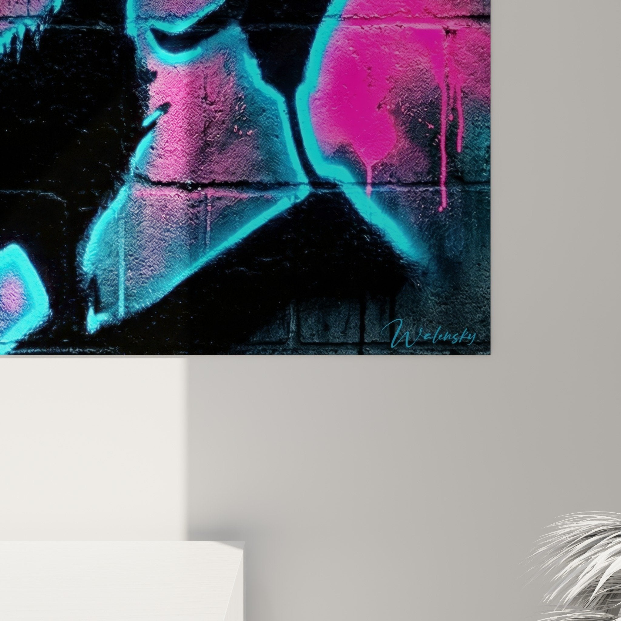 Gesamtansicht Porträt Street Art Neon Türkis Rosa Backsteinmauer moderne Innenraumdekoration