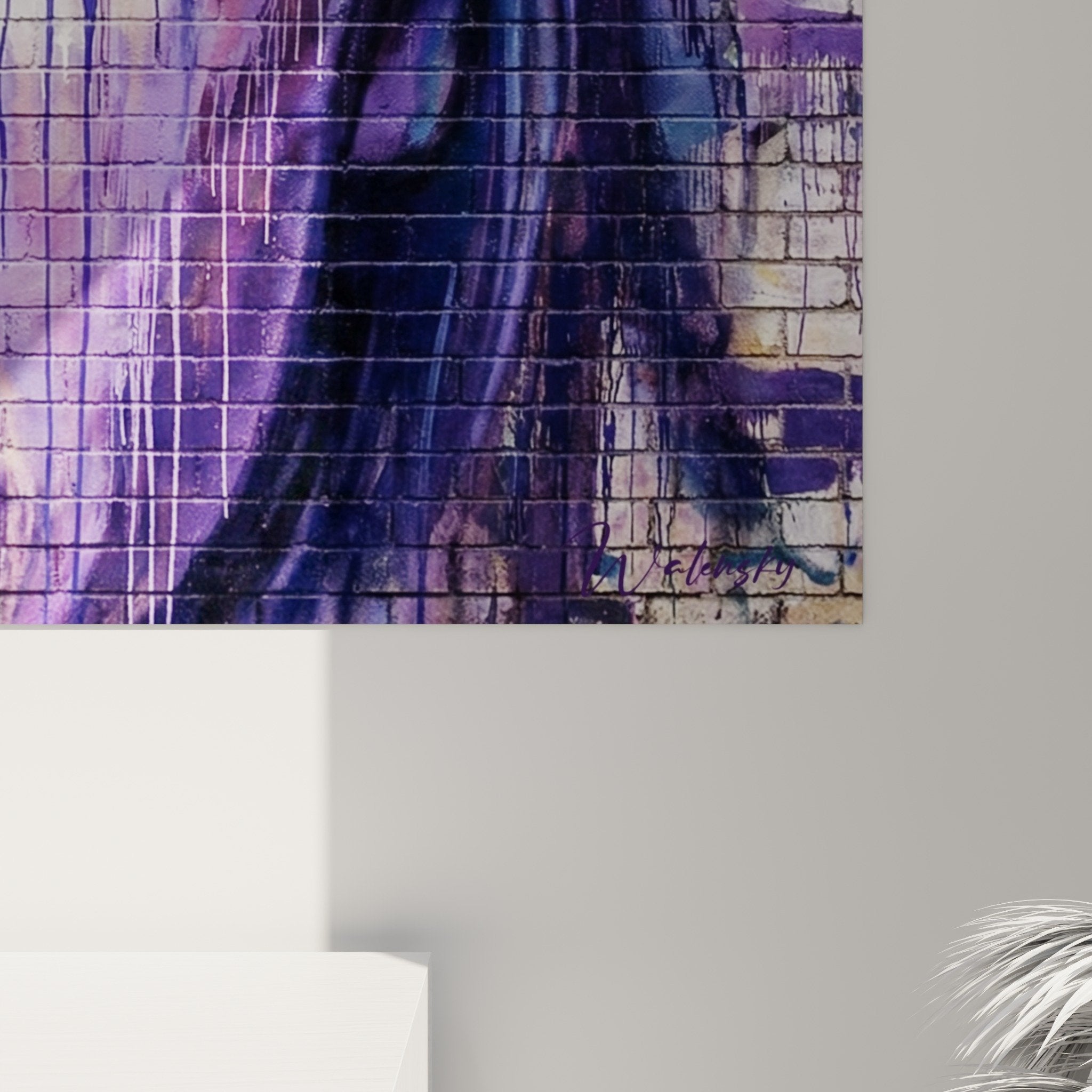 Vue ensemble portrait street art mural violet decoration interieur moderne salon contemporain design
