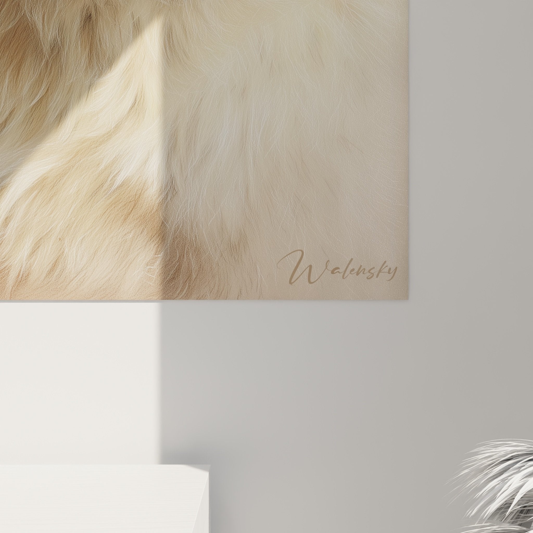 Vue d'ensemble portrait Cairn Terrier dans salon, harmonie tons chauds avec décoration naturelle