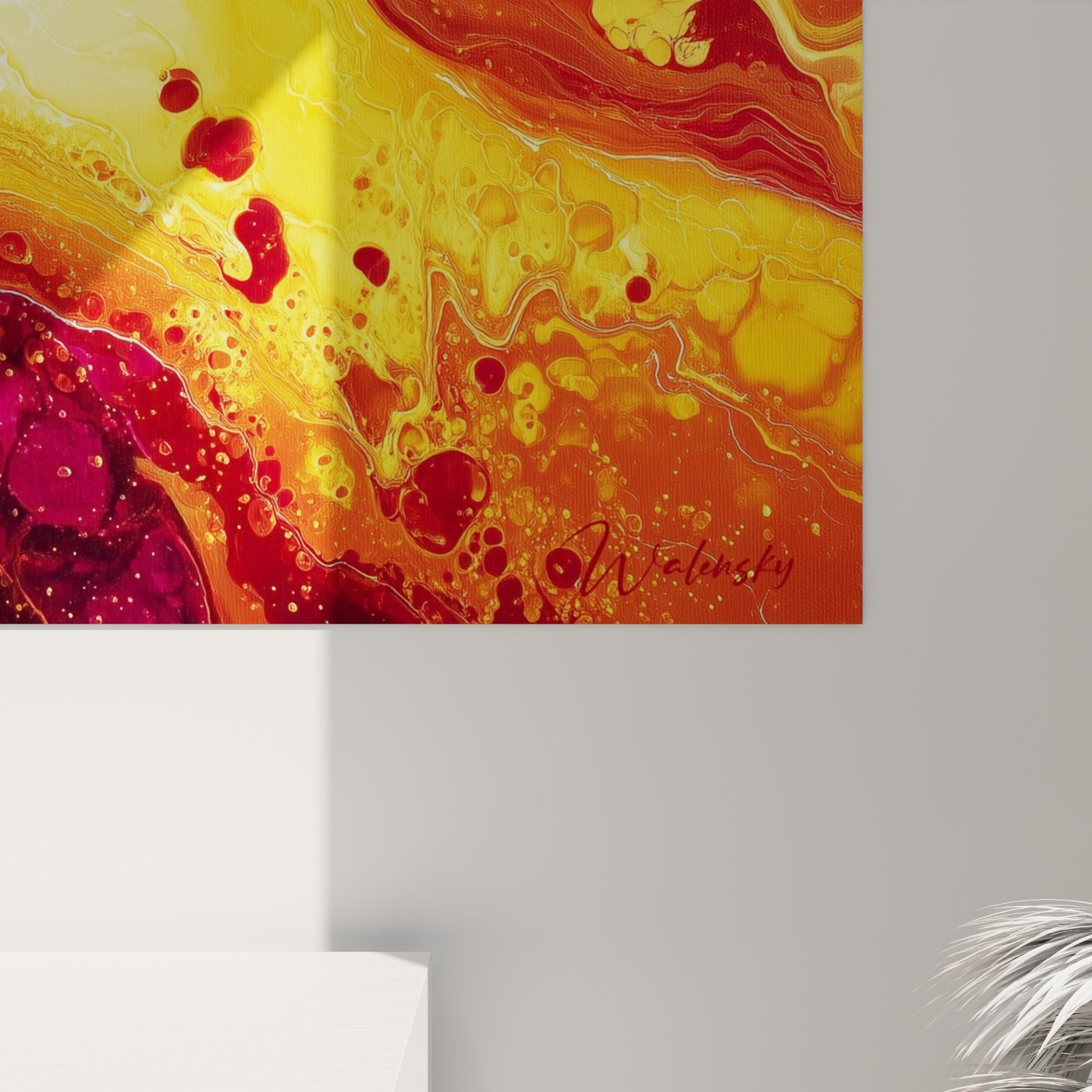 Vue ensemble tableau abstrait flammes couleurs chaudes rouge orange jaune dans salon contemporain