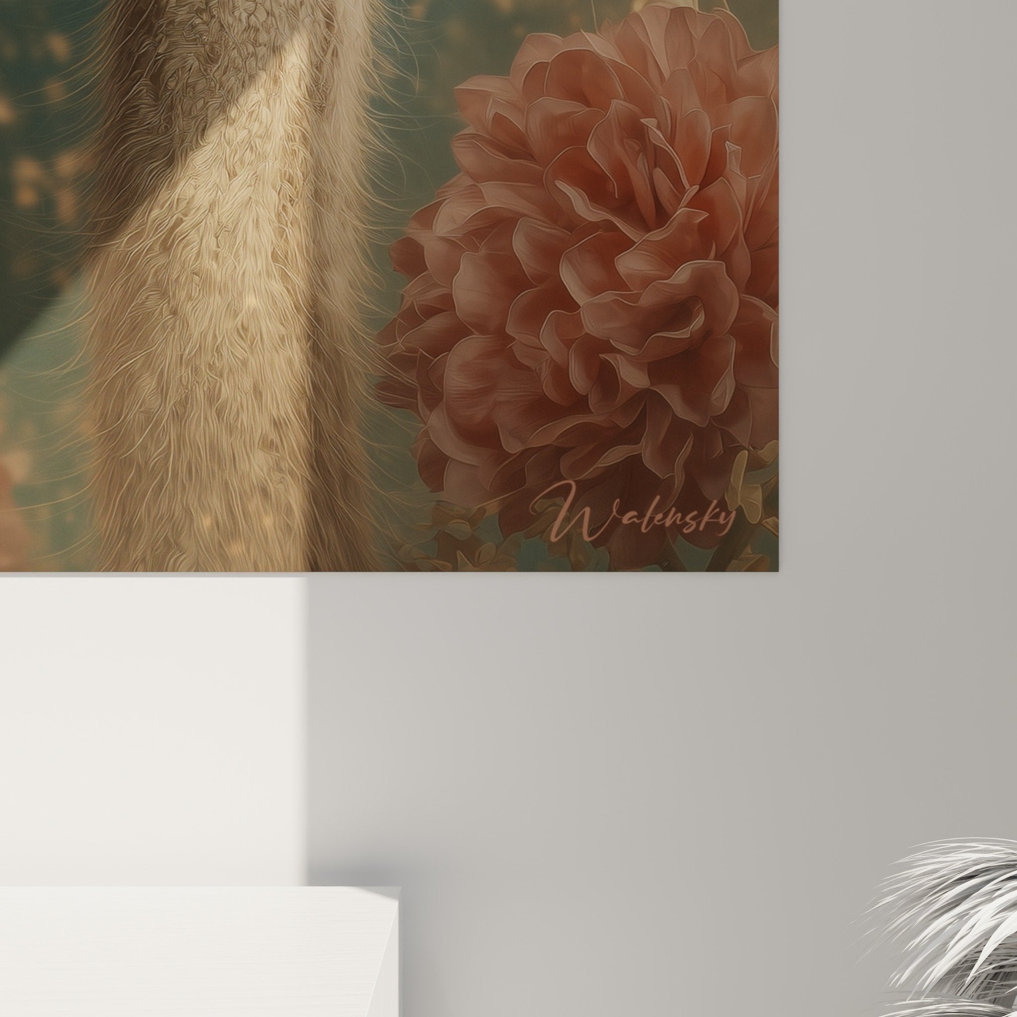 Vue d'ensemble tableau autruche aux fleurs dans salon moderne, décoration murale élégante et poétique