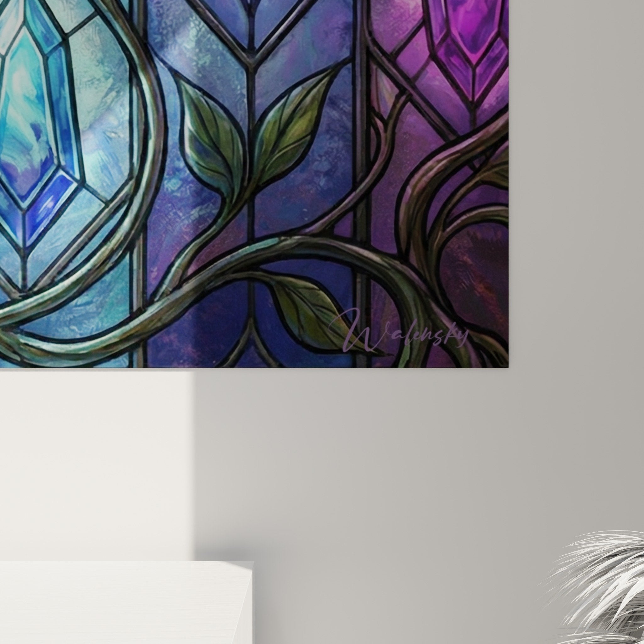 Gesamtansicht Chakra-Kunstdruck mit bunten Glaseffekten im modernen Wohnzimmer mit natürlichem Licht, Zen-Dekoration