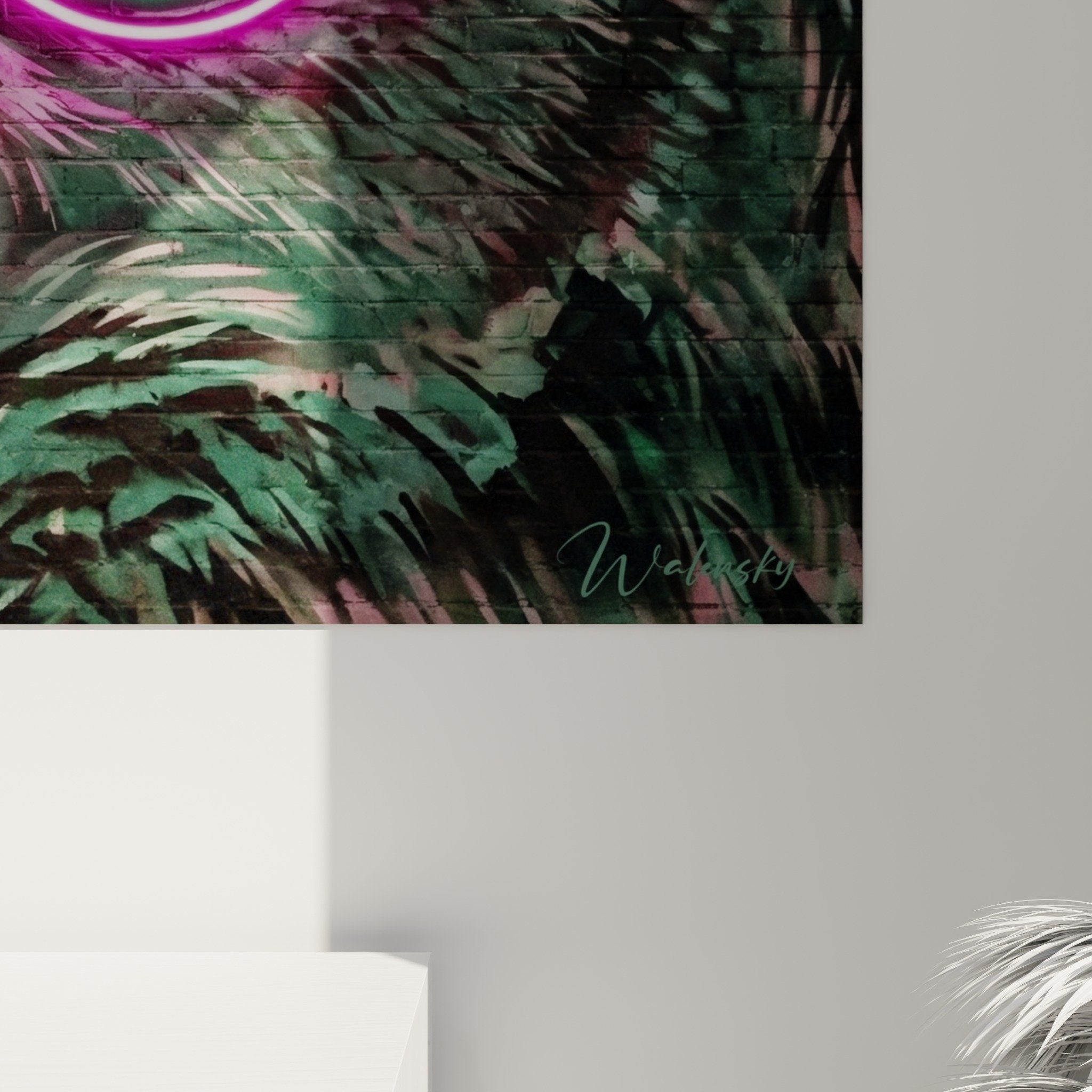 Gesamtansicht Eule Street-Art Neon Wandbild modernes Wohnzimmer zeitgenössische Wanddekoration urbane Atmosphäre