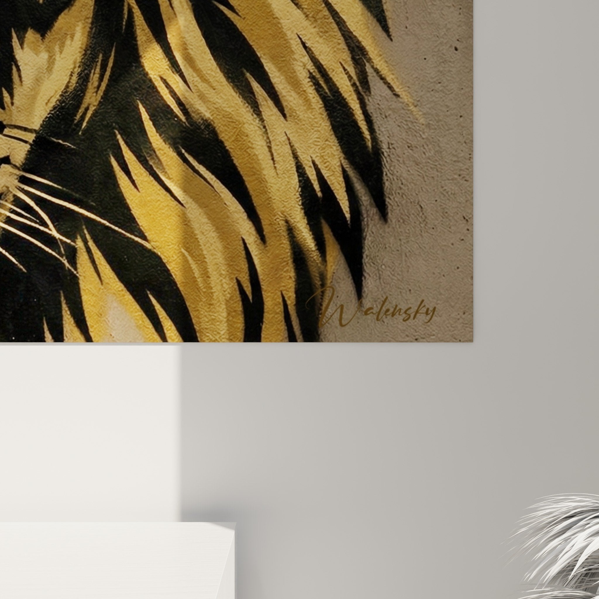 Vue ensemble tableau lion street art pochoir dore accroche mur salon decoration urbaine moderne