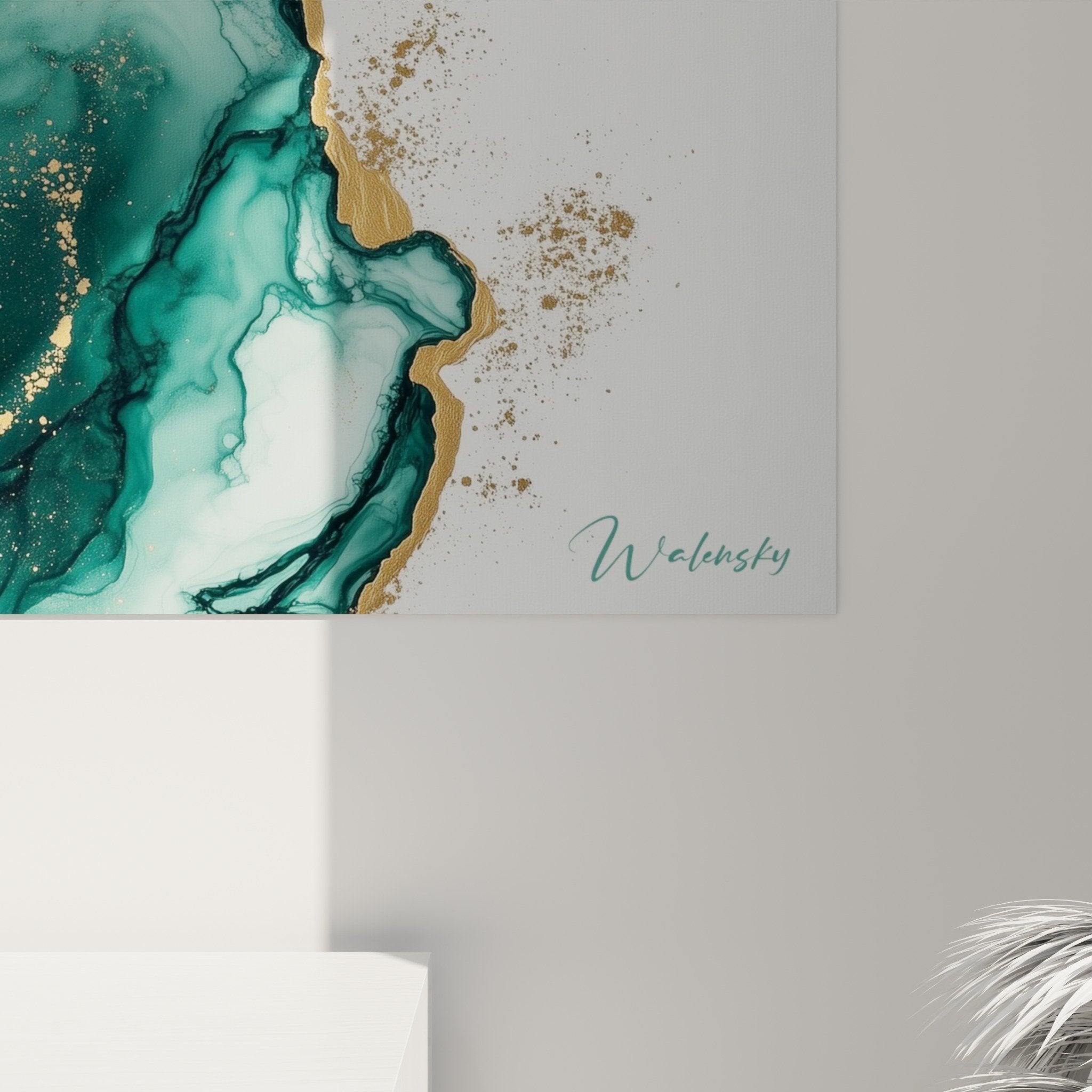 Vue d'ensemble tableau marbre abstrait turquoise doré dans salon moderne épuré
