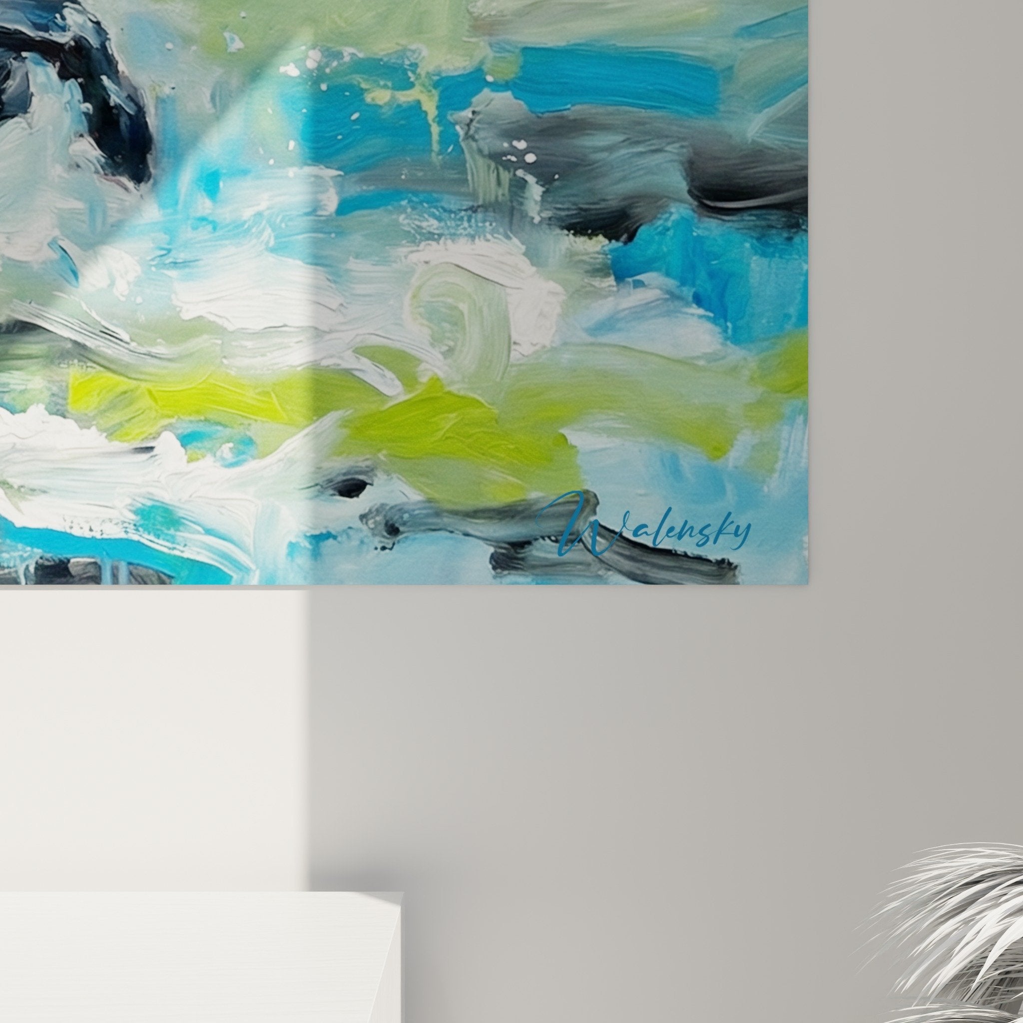 Vue ensemble tableau Mudi aquatique dans salon moderne mur clair décoration contemporaine