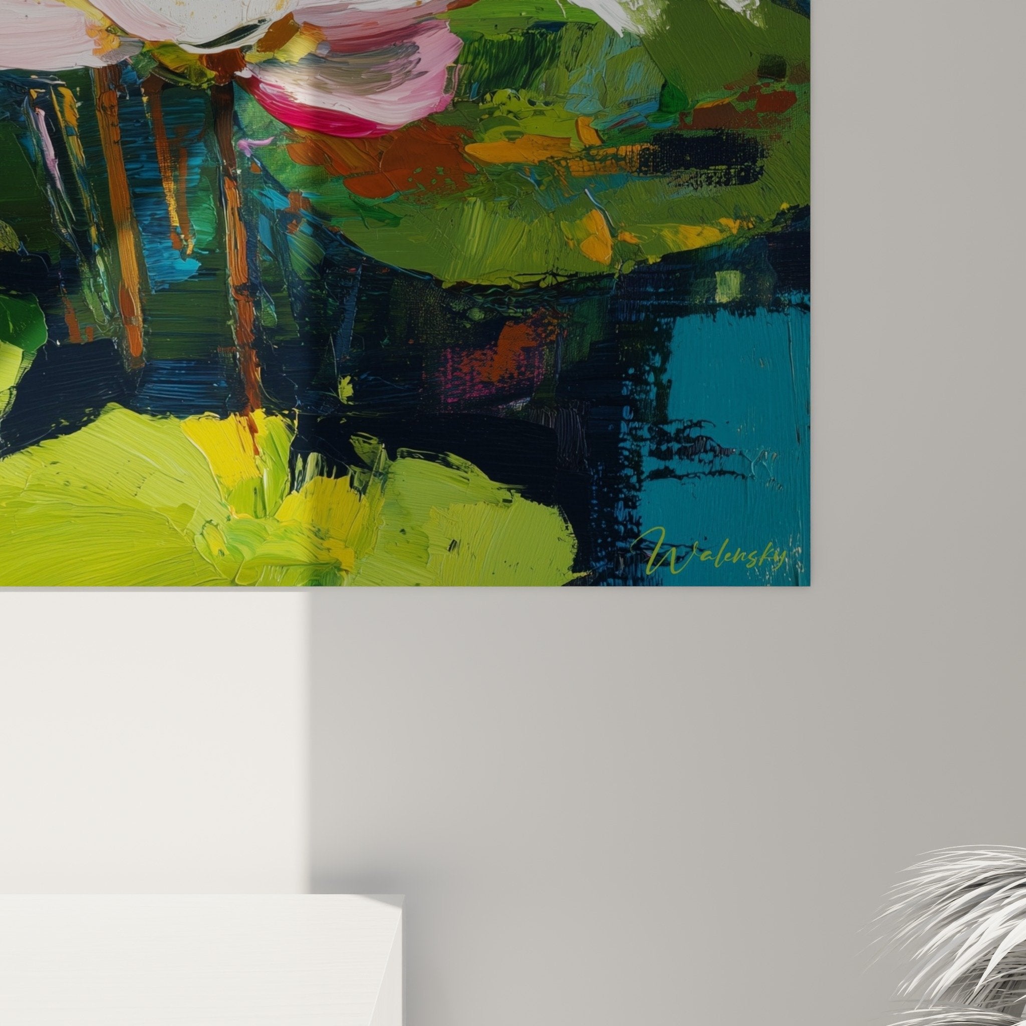 Vue d'ensemble tableau nénuphars dans salon moderne, œuvre florale abstraite sur mur blanc