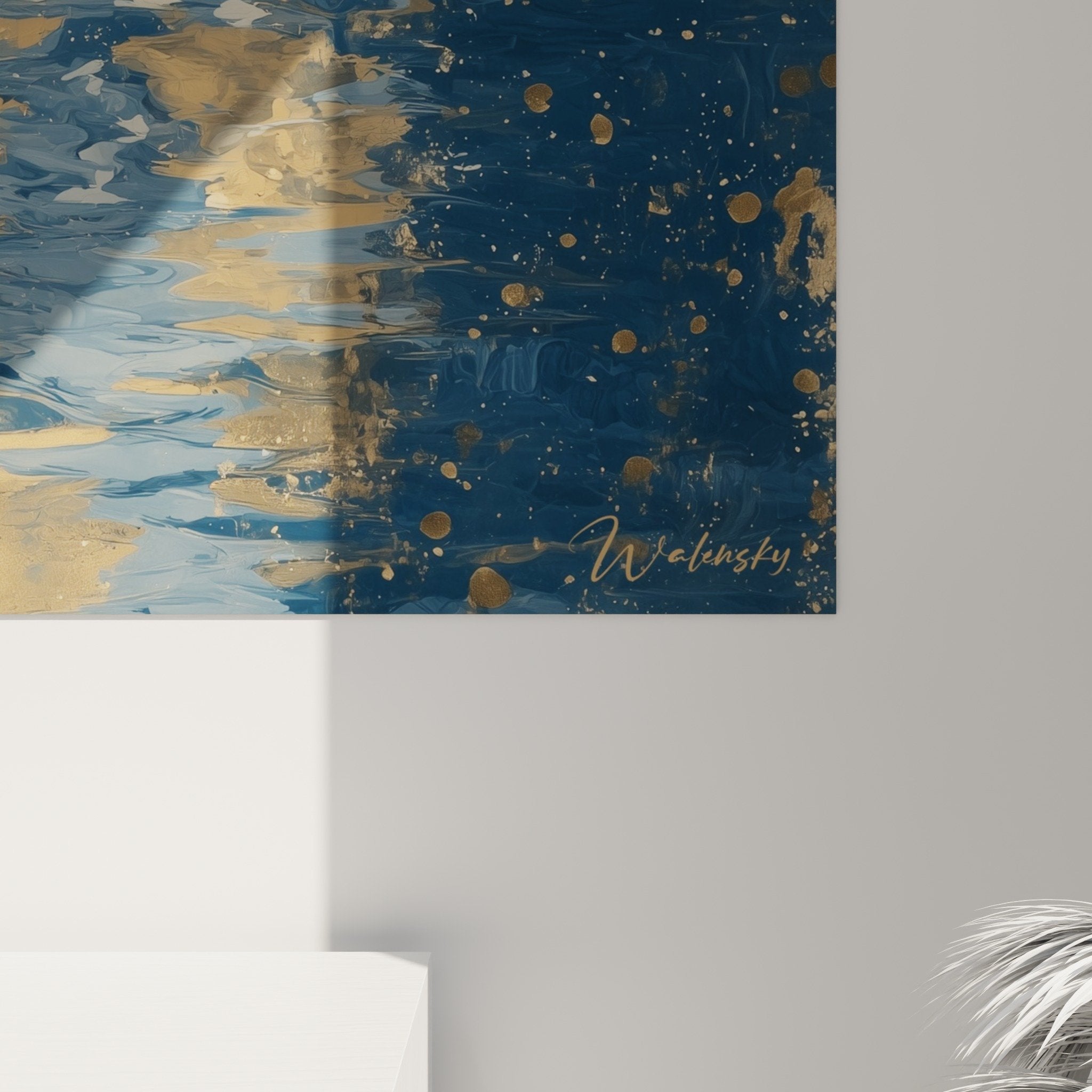 Vue d'ensemble tableau tigre mystique dans salon moderne, décoration murale avec tons bleu et or