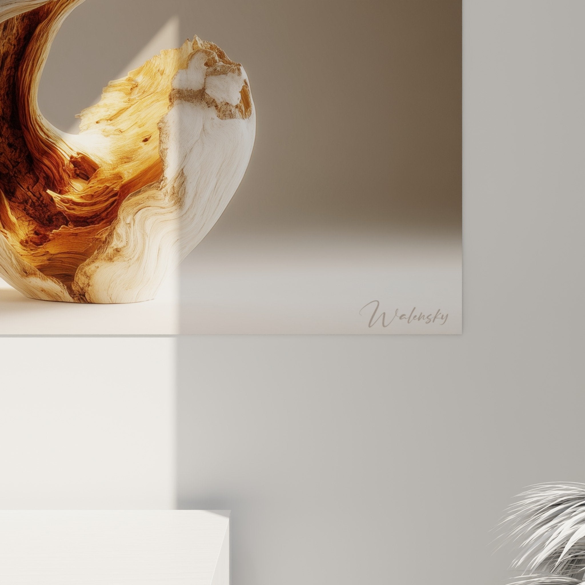 Vue ensemble sculpture bois Ikebana branches aerientes forme spirale tons ocre dores lumiere douce
