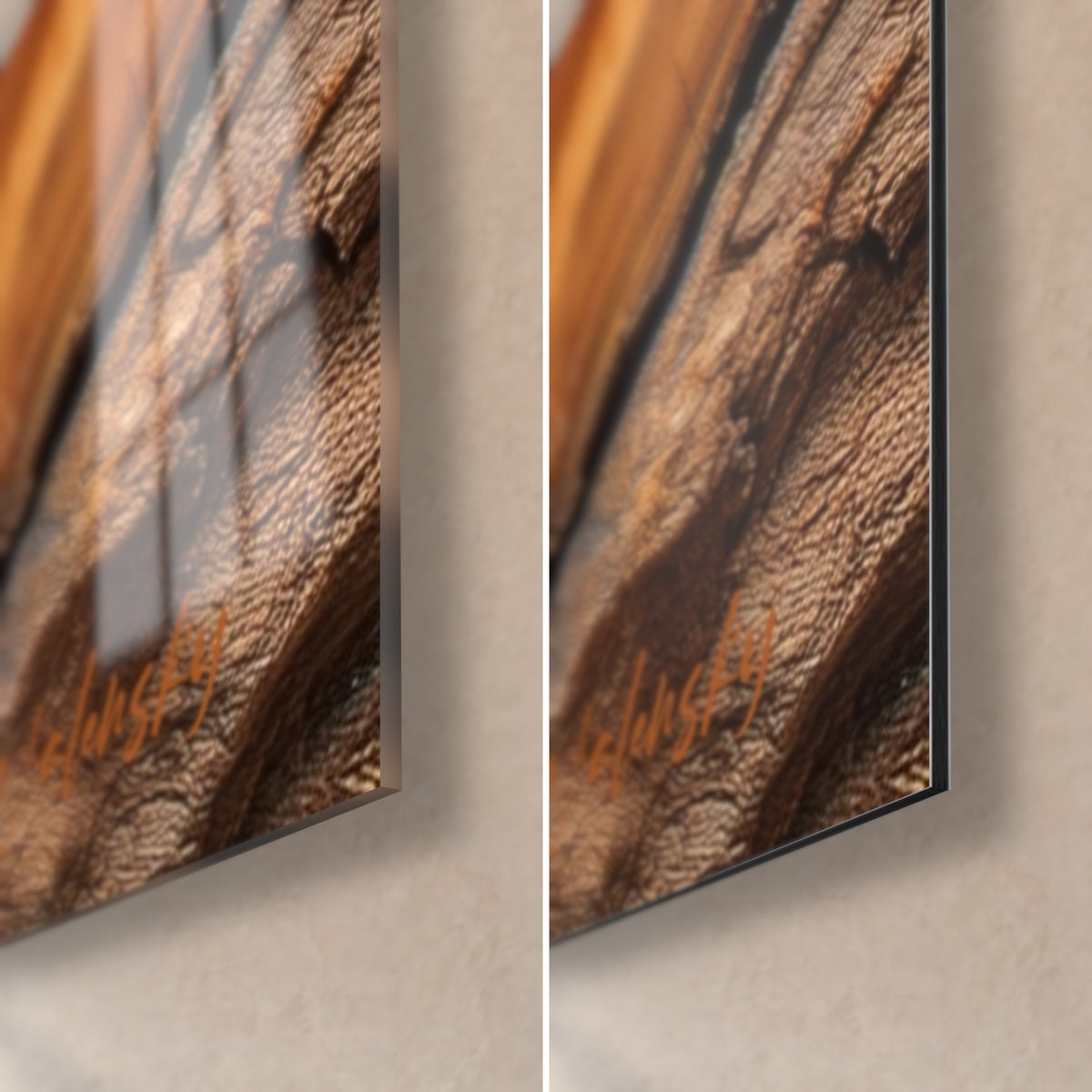 Quadro sezione di legno fiammato in arancio e marrone profondo, angolo in basso a destra: vetro lucido che riflette la stanza, Dibond opaco, bordo da 3 mm