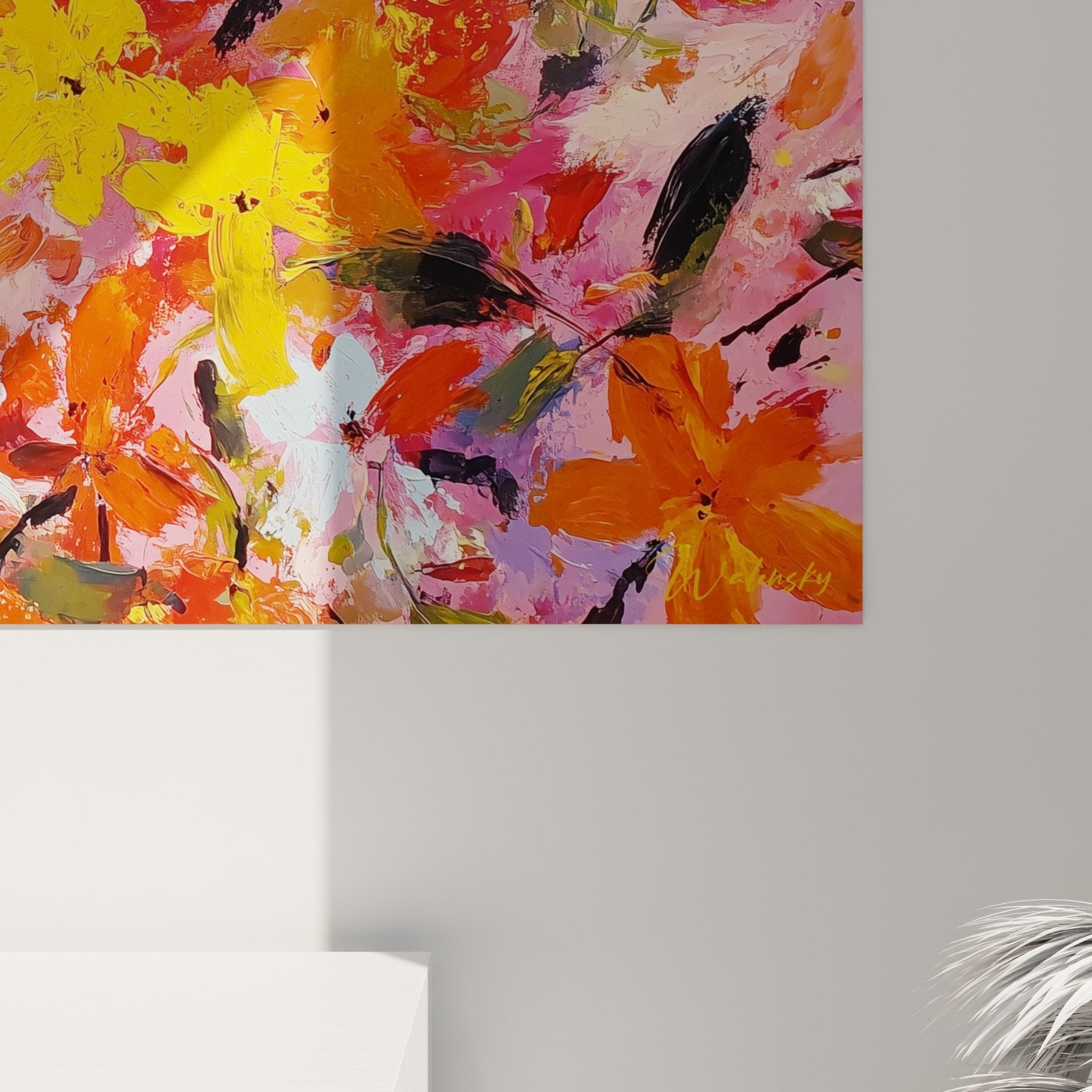 Vue ensemble tableau abstrait explosion couleurs roses oranges salon moderne décoration feng shui sud-ouest terre