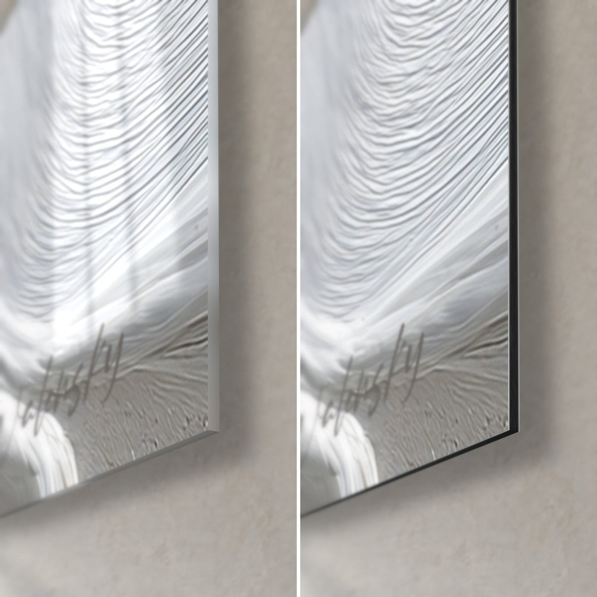 Gemälde mit Spiralen aus weißer und silbergrauer Materie, untere rechte Ecke: glänzendes Acrylglas links, mattschwarzes Dibond rechts