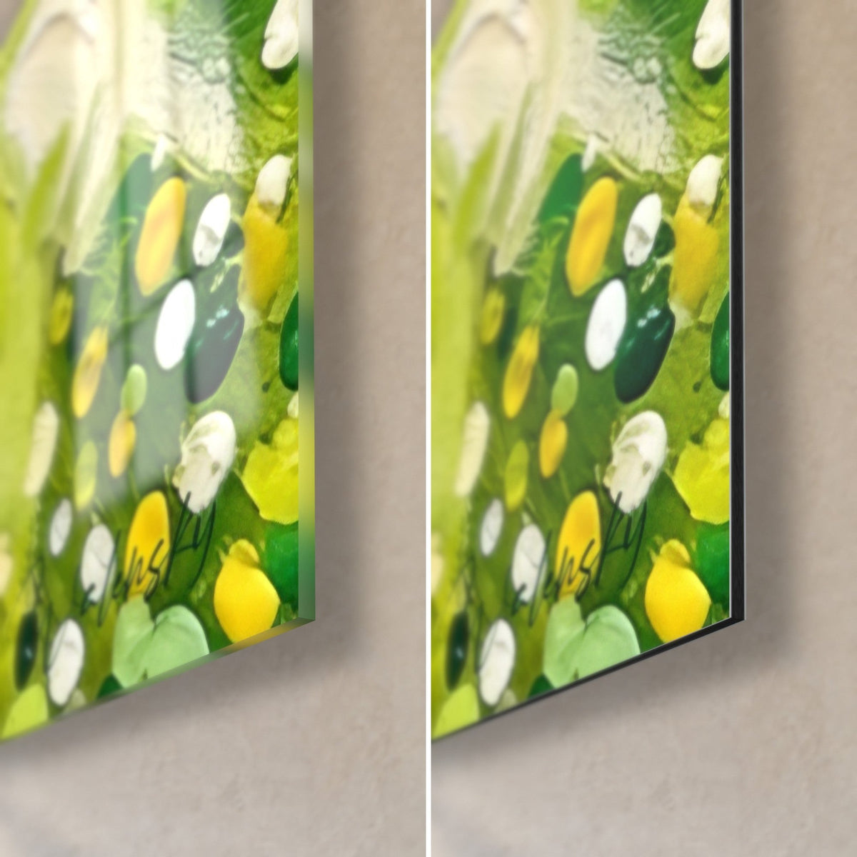 Cuadro de un akita alegre, puntos amarillos y verdes en relieve en la esquina inferior derecha, cristal brillante y Dibond mate, grosor de 3 mm