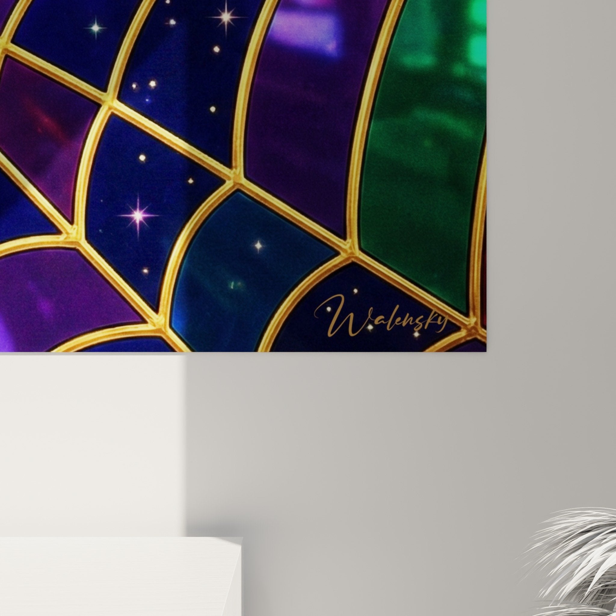 Gesamtansicht Spinnweben-Kunstwerk kosmisch golden violett smaragd Sterne Wanddekoration Integration